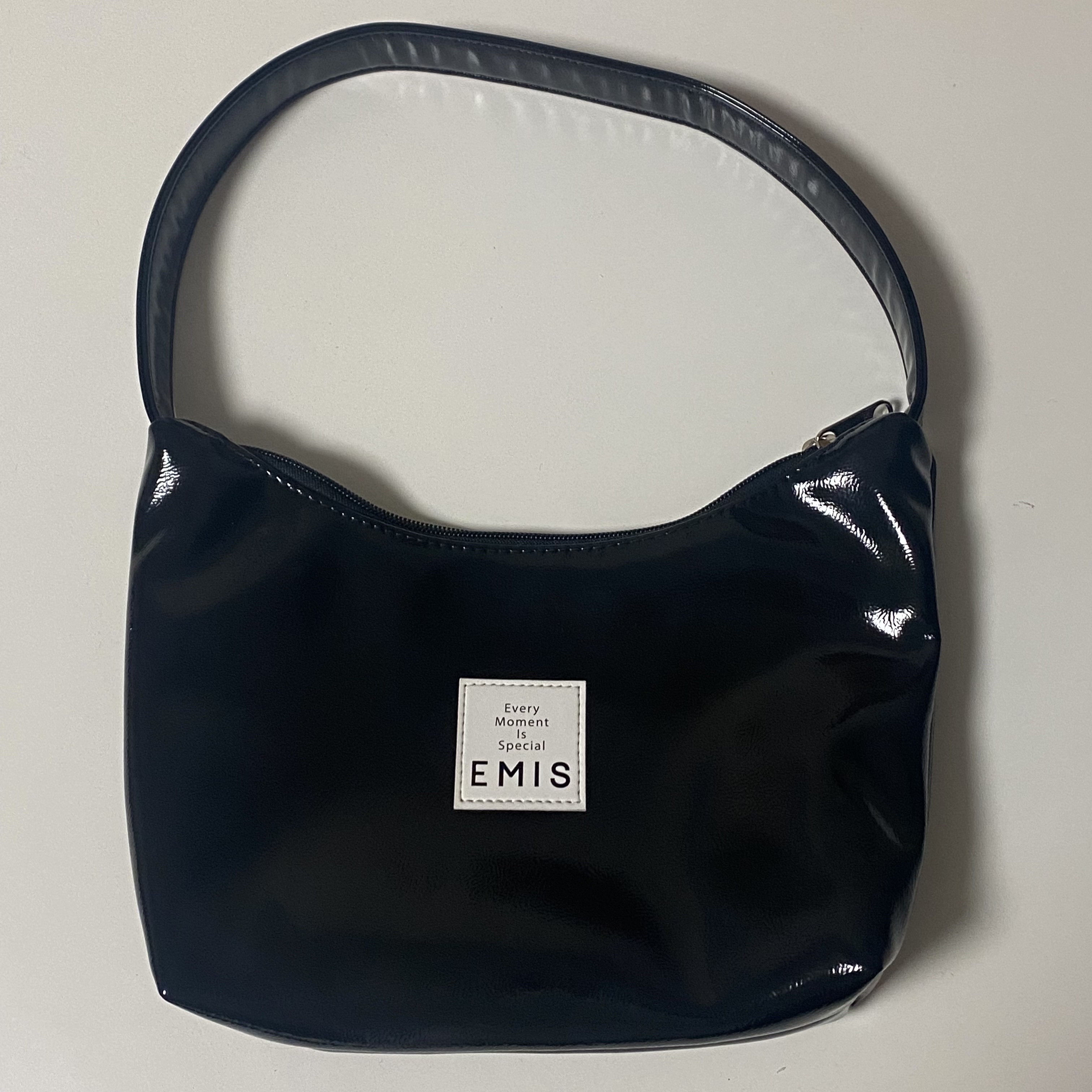 Emis New Enamel Hobo Bag Black 착용 스타일 - 1