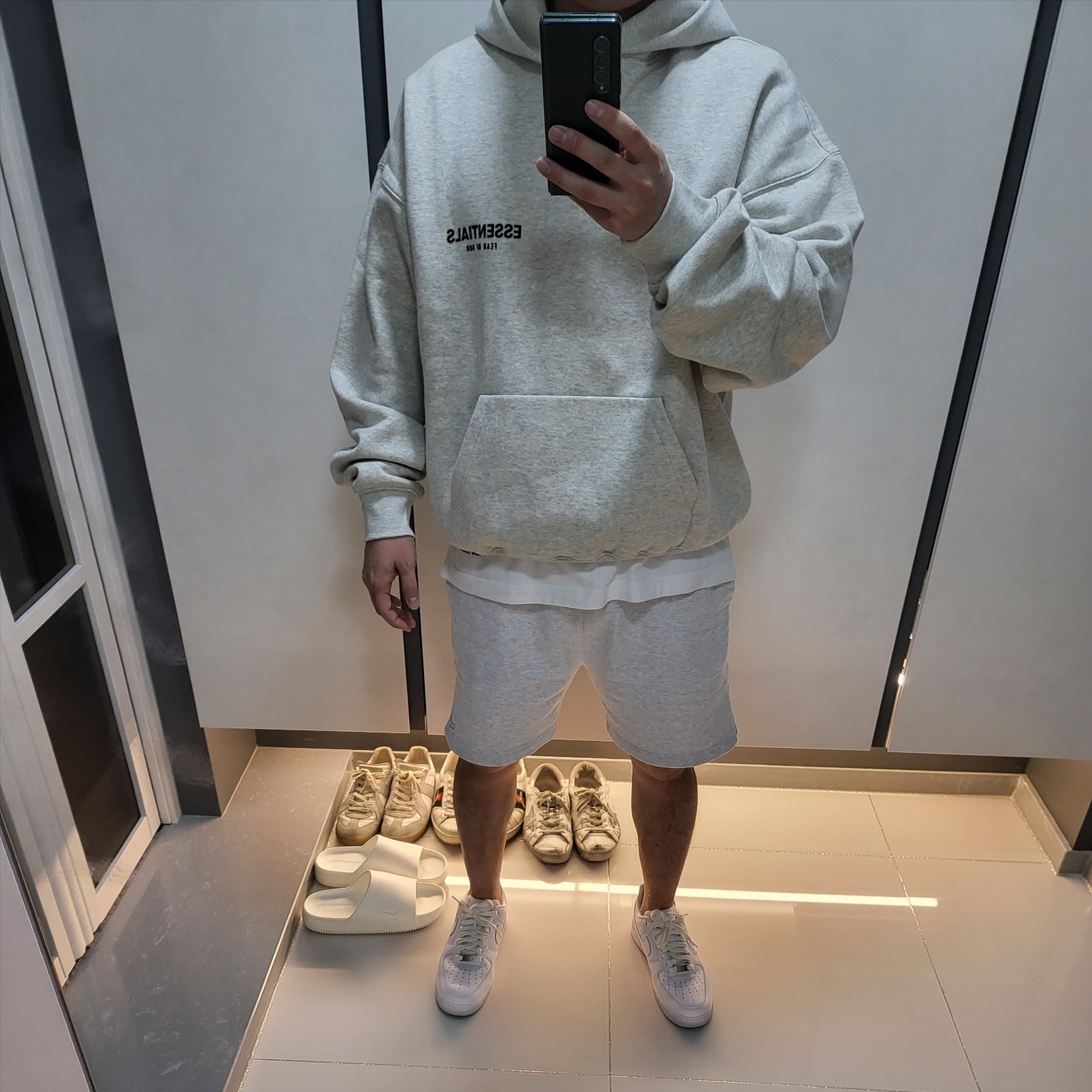 Essentials The Core Collection Hoodie Light Oatmeal 착용 스타일