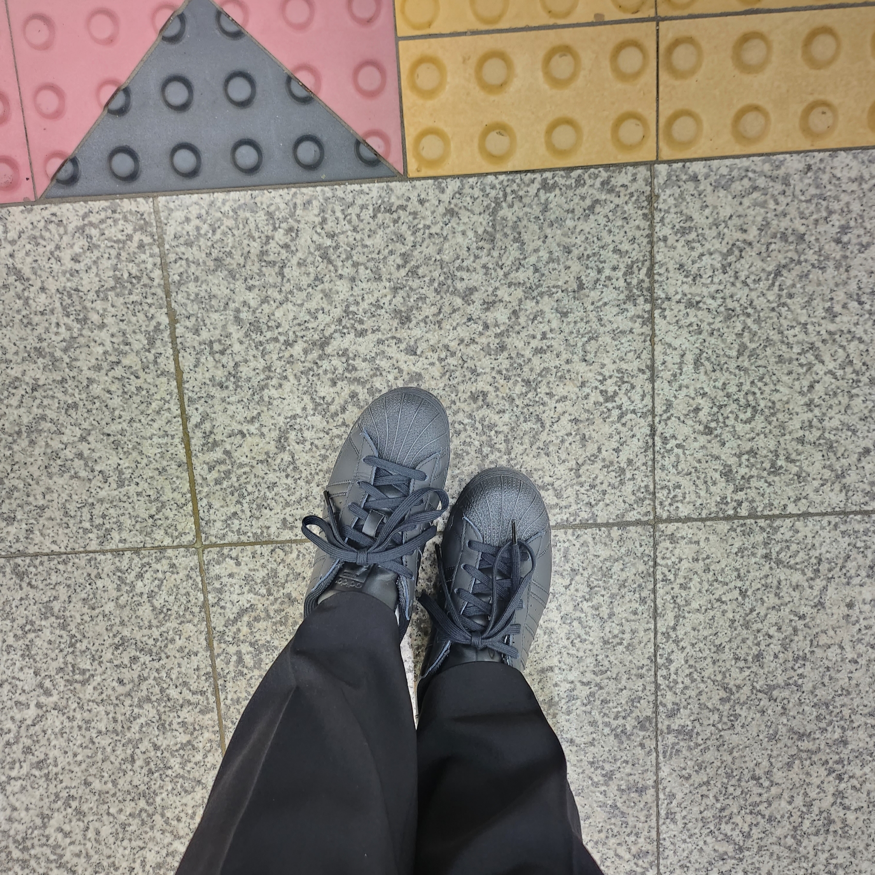 Adidas Superstar Triple Black 착용 스타일