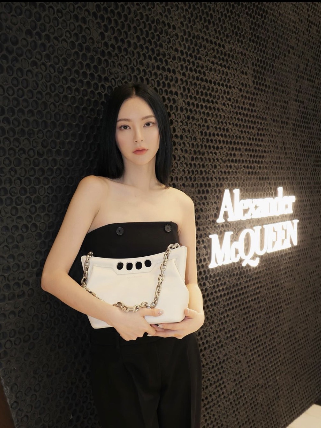 Alexander McQueen Small Peak Bag Ivory 착용 스타일