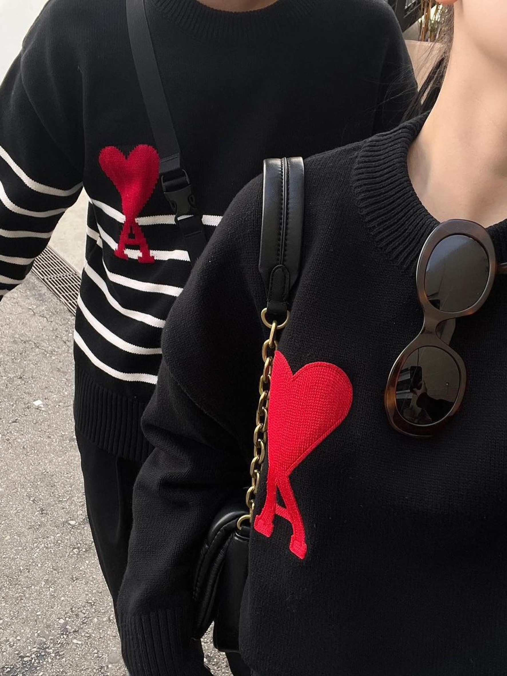 AMI de Coeur Funnel Neck Sweater Black Red, AMI de Coeur Oversize Intarsia Funnel Neck Sweater Royal Blue 착용 스타일 - 5