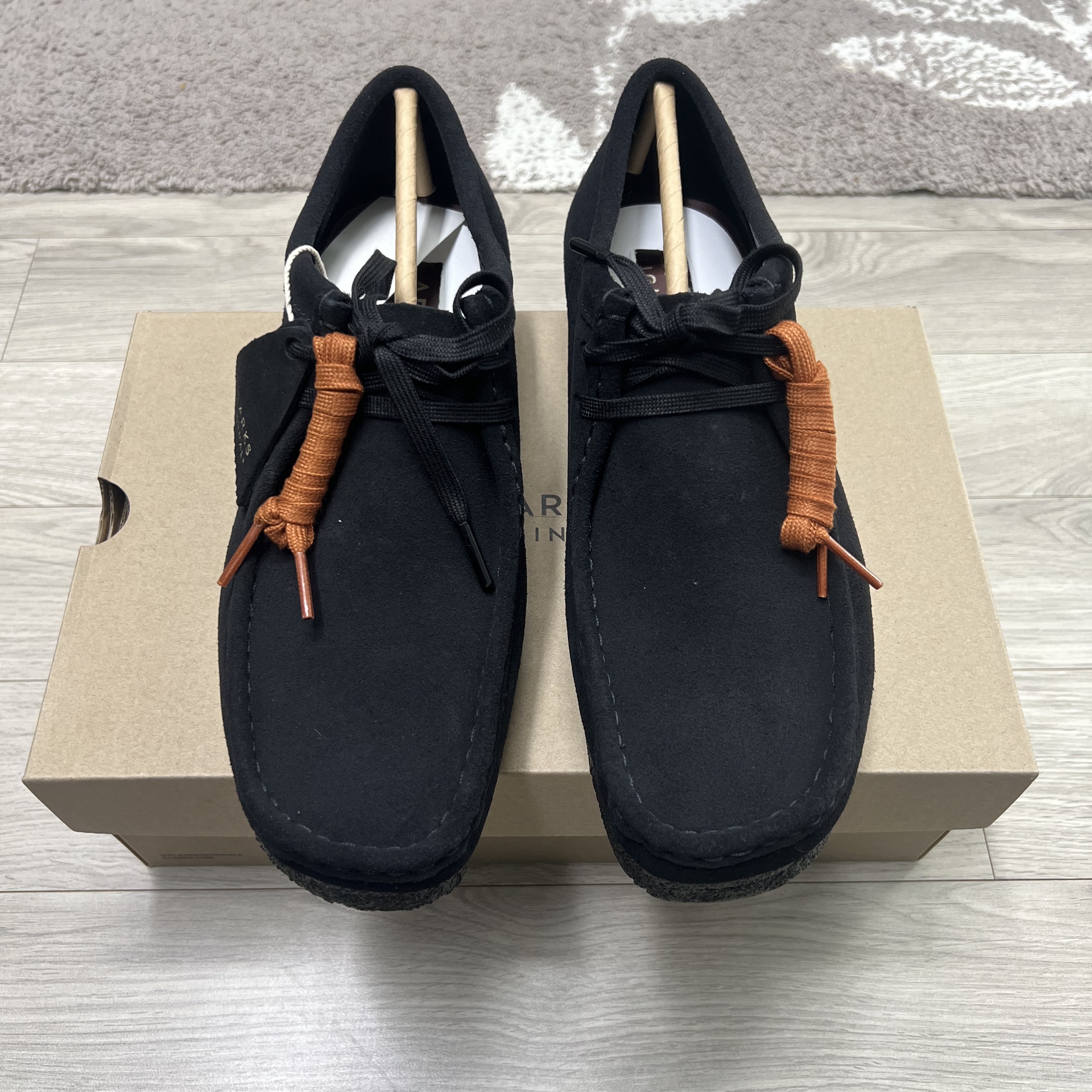 Clarks Wallabee Black Suede 착용 스타일