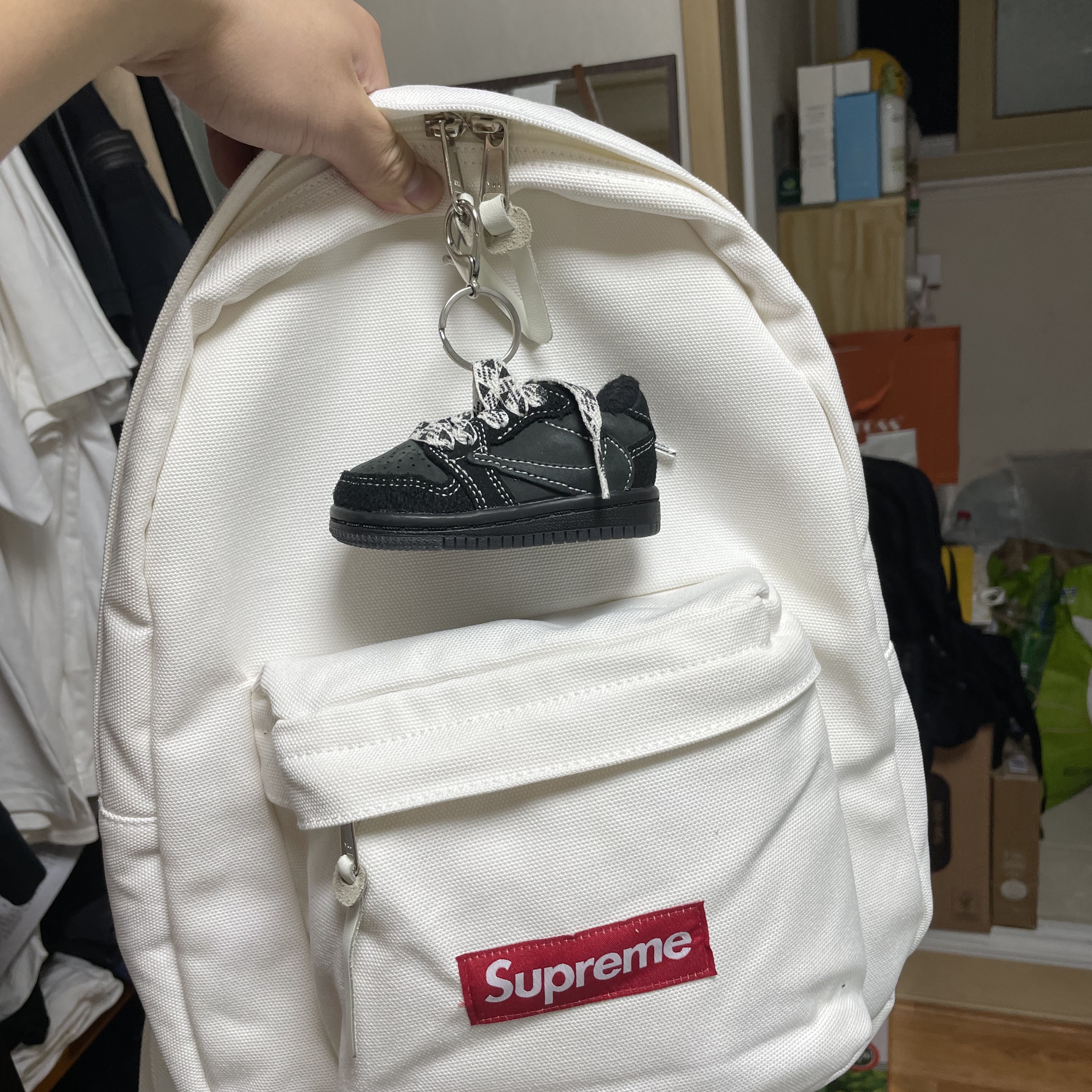 Supreme Canvas Backpack White, (TD) Jordan 1 x Travis Scott Retro Low OG SP Black Phantom 착용 스타일 - 1