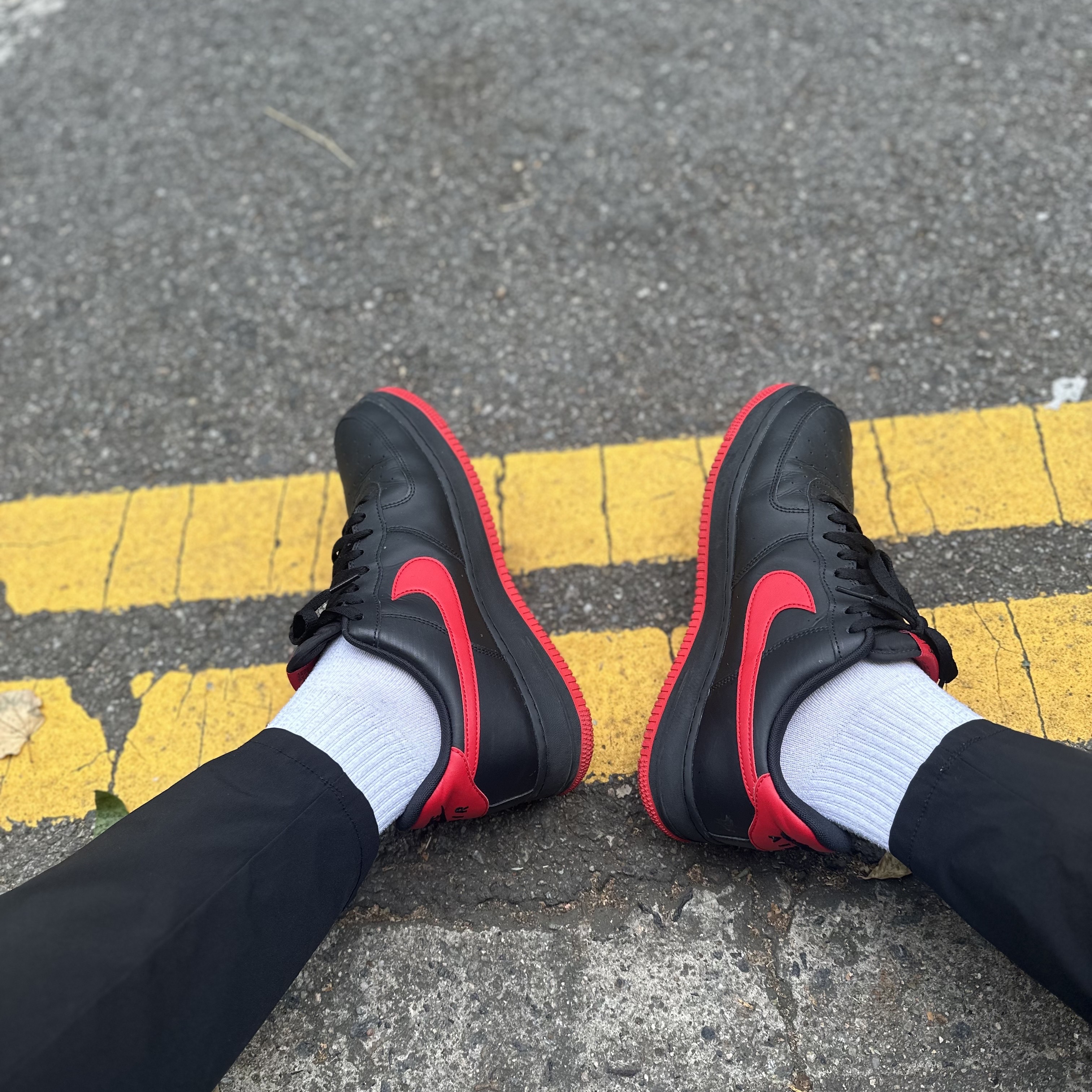 Nike Air Force 1 '07 Low Black University Red 착용 스타일 - 2