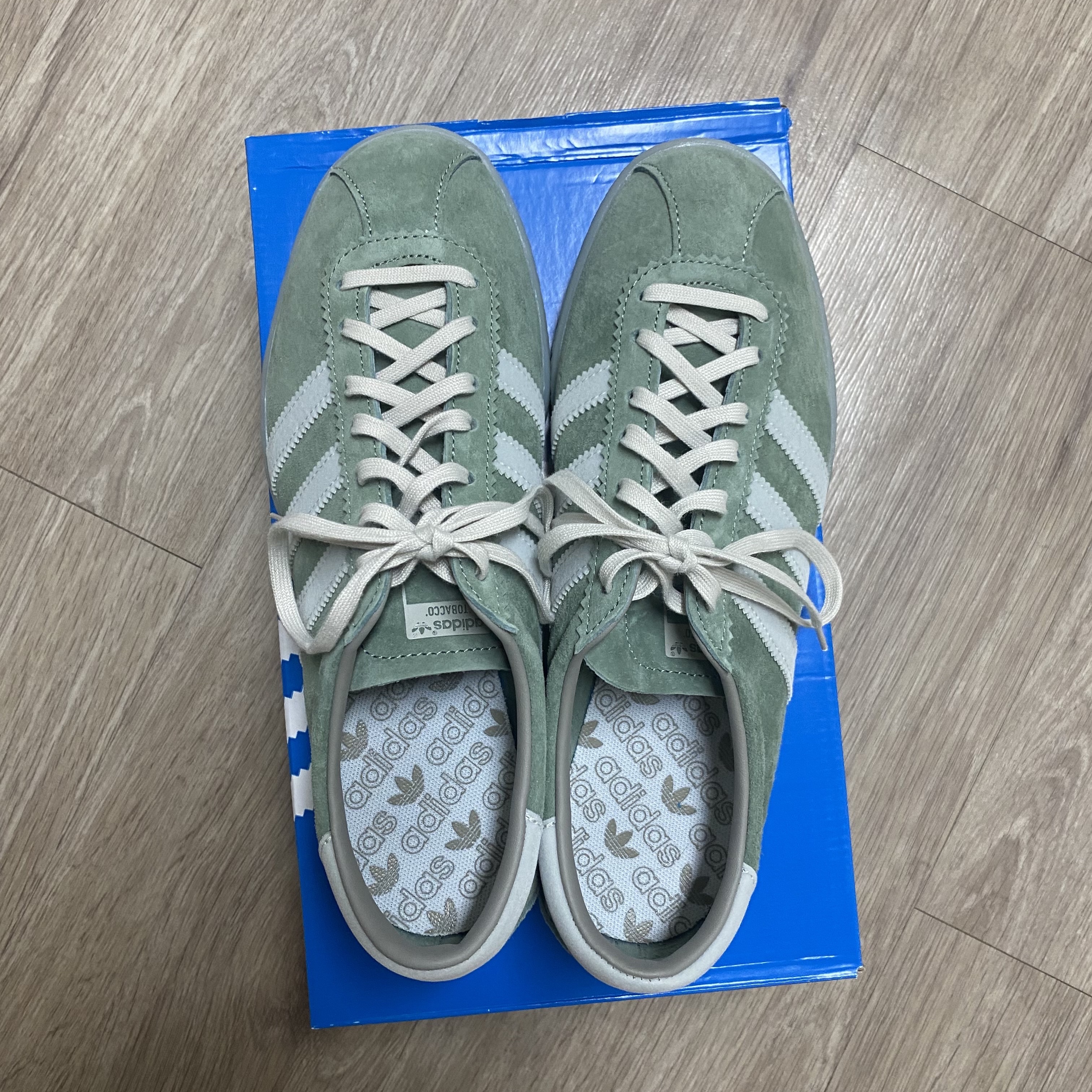 Adidas Tobacco Silver Green Pantone 착용 스타일
