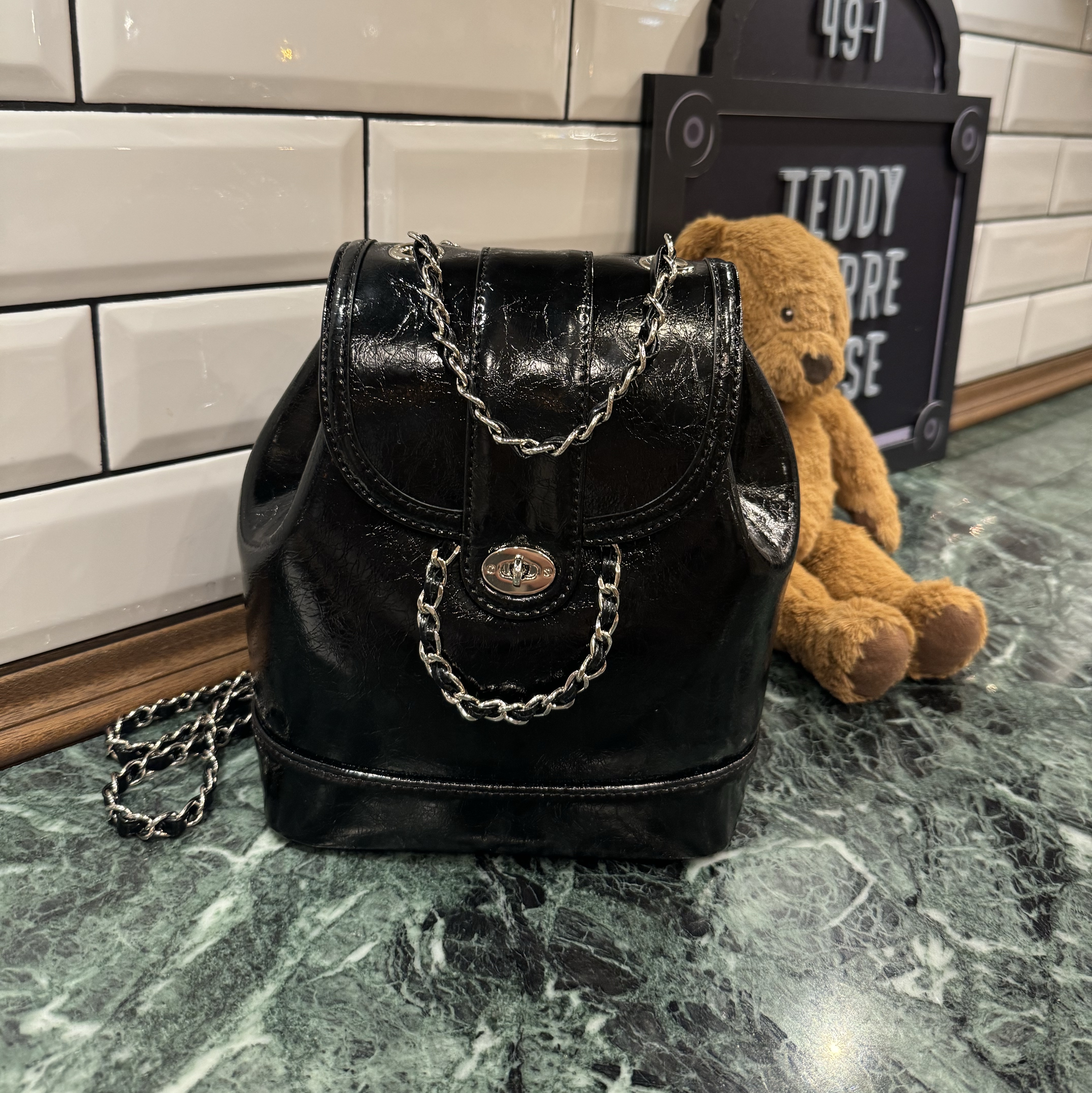 Cardinal Red Hawoo-A Bag Black 착용 스타일 - 1