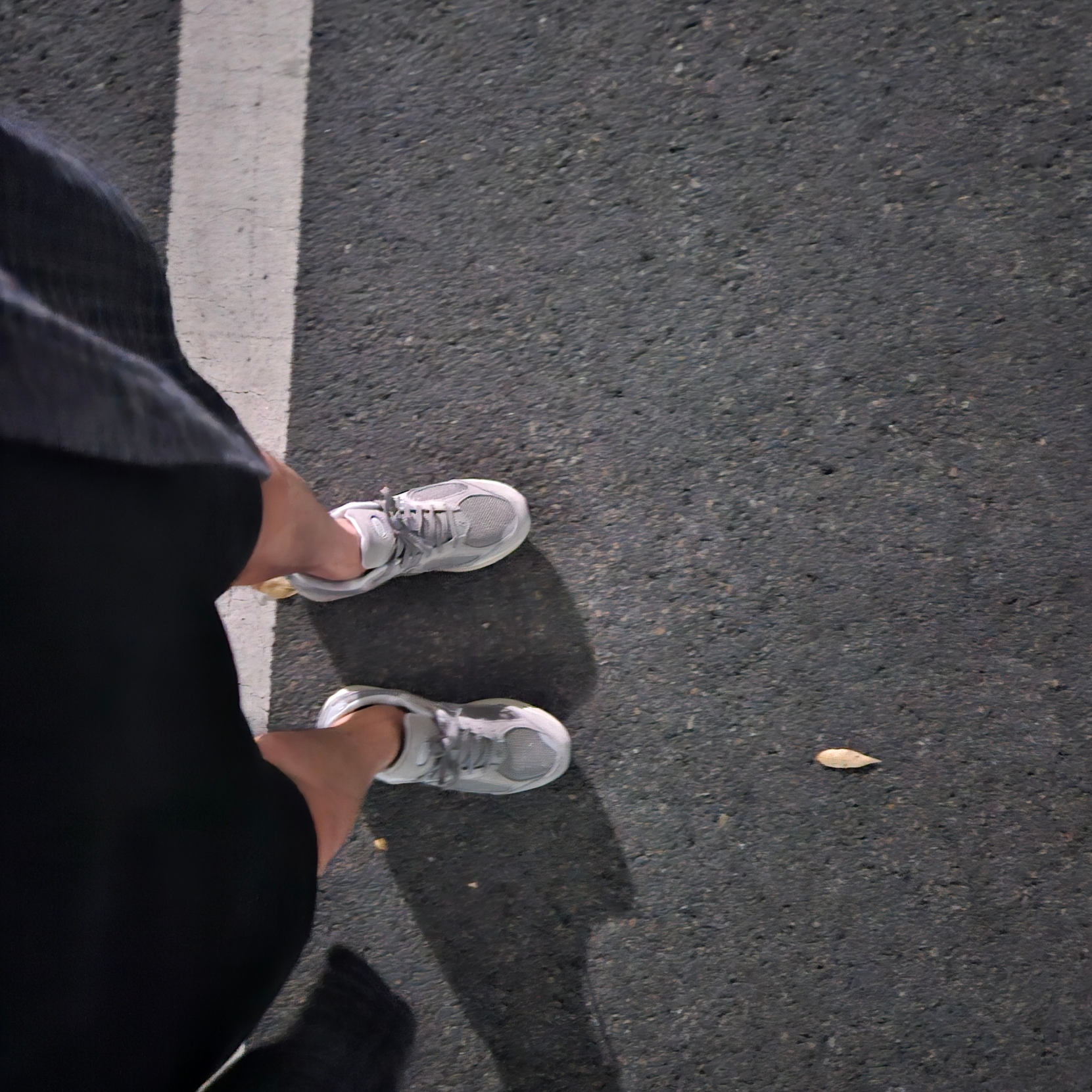 New Balance 2002R Grey 착용 스타일