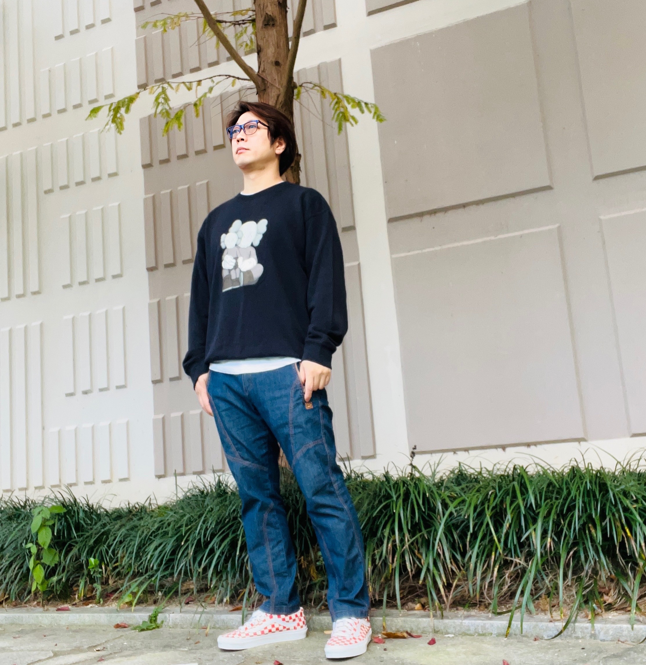 Vans Style 36 Checkerboard Racing Red, Uniqlo UT x Kaws Long Sleeve Sweatshirt Black 착용 스타일 - 1