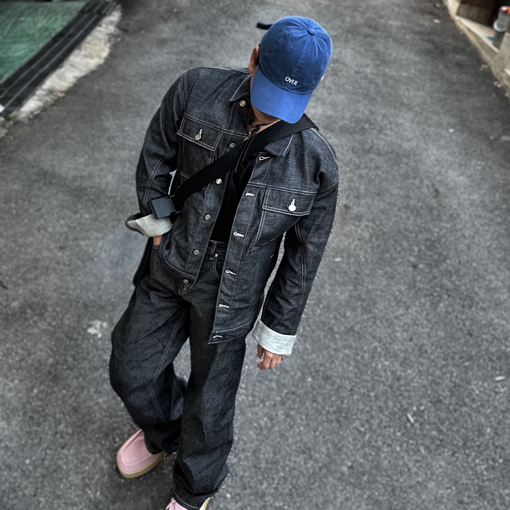 Our Legacy Ladon Leather Keychain Black 착용 스타일 - 2