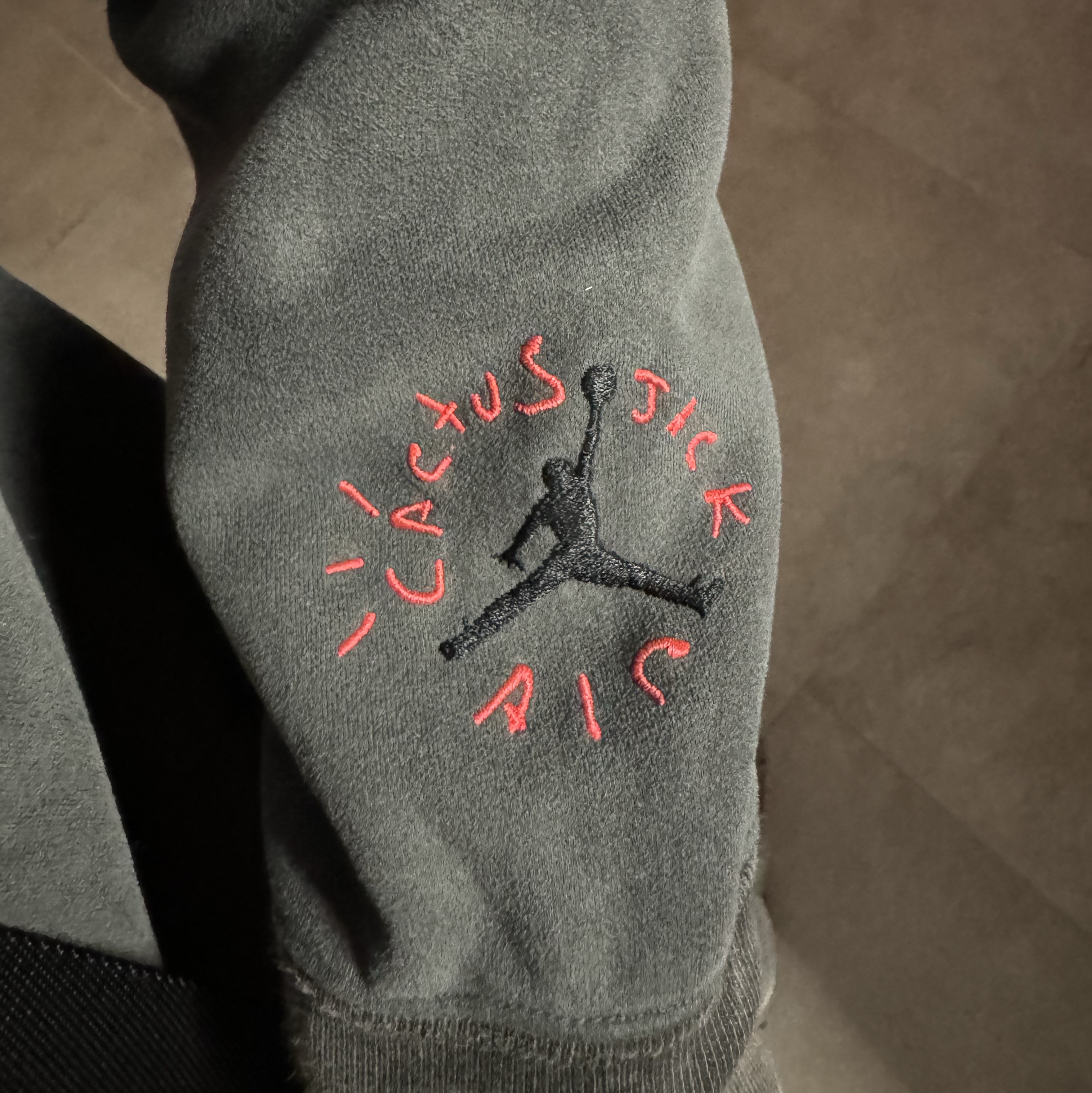 Supreme Puffer Side Bag Black - 22FW, Jordan x Travis Scott Washed Suede Hoodie Grey 착용 스타일 - 3
