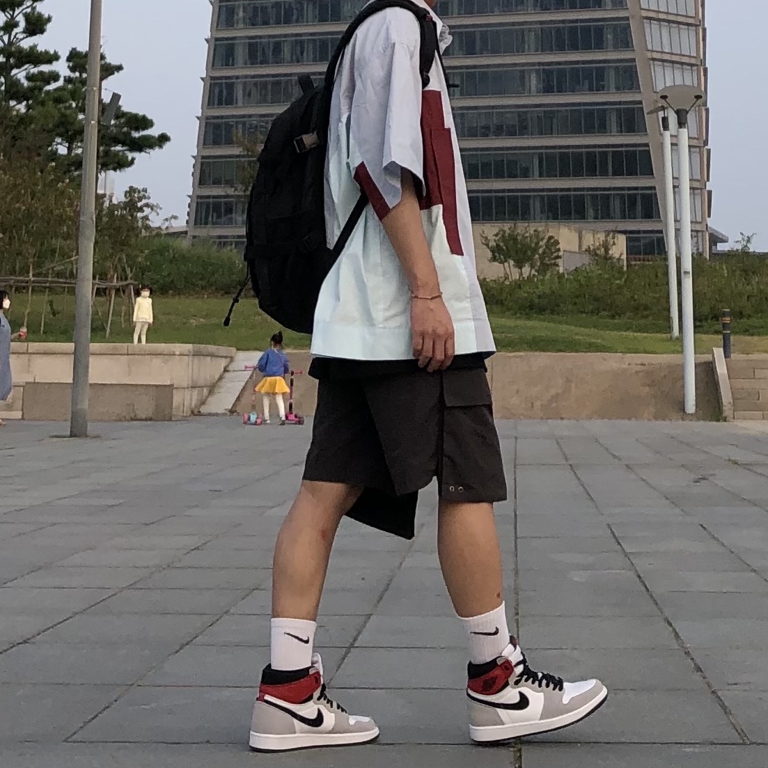Jordan 1 Retro High OG Light Smoke Grey 착용 스타일 - 1
