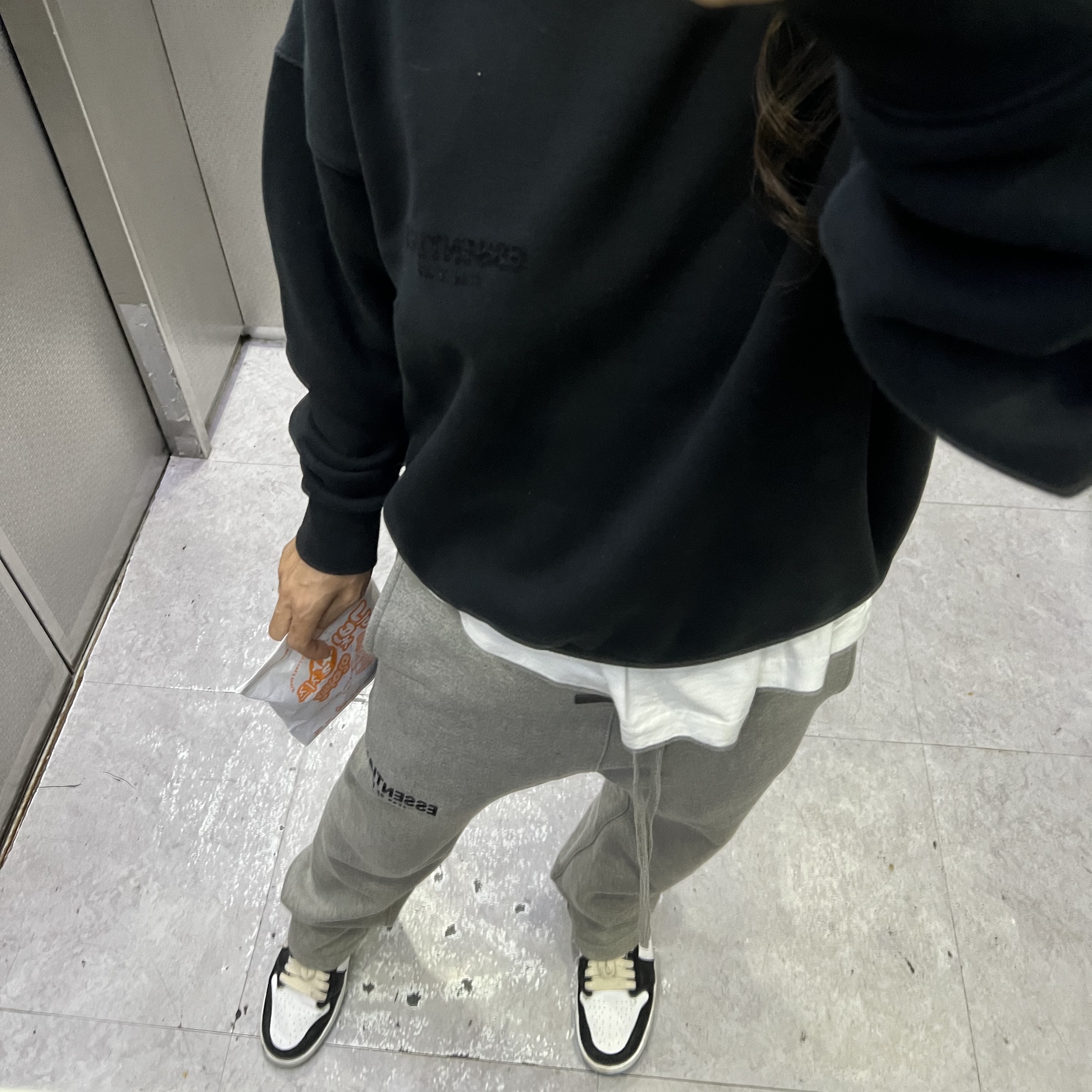 Essentials The Core Collection Relaxed Sweatpants Dark Oatmeal, Essentials The Core Collection Crewneck Sweatshirt Stretch Limo 착용 스타일 - 1