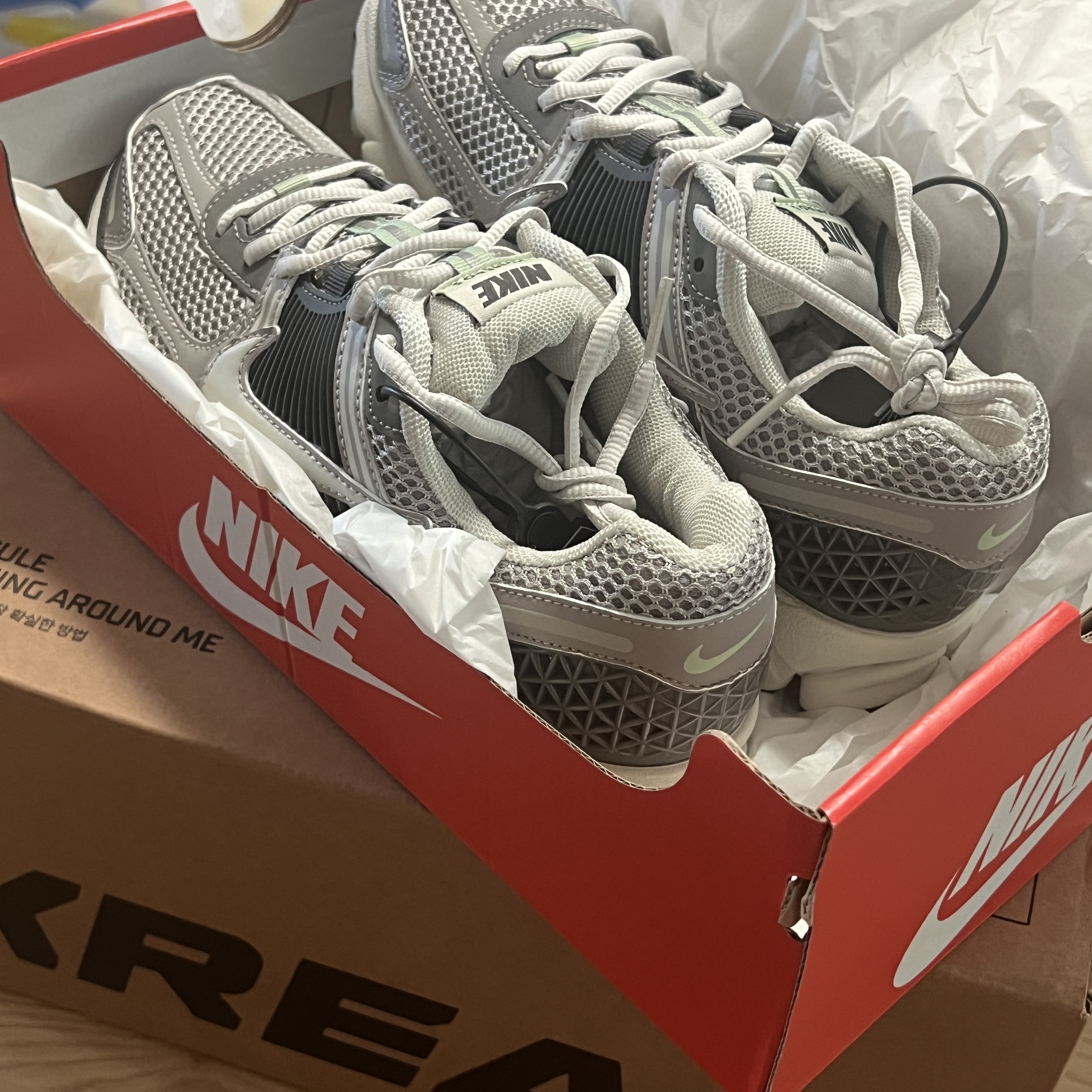(W) Nike Zoom Vomero 5 Cobblestone and Flat Pewter 착용 스타일
