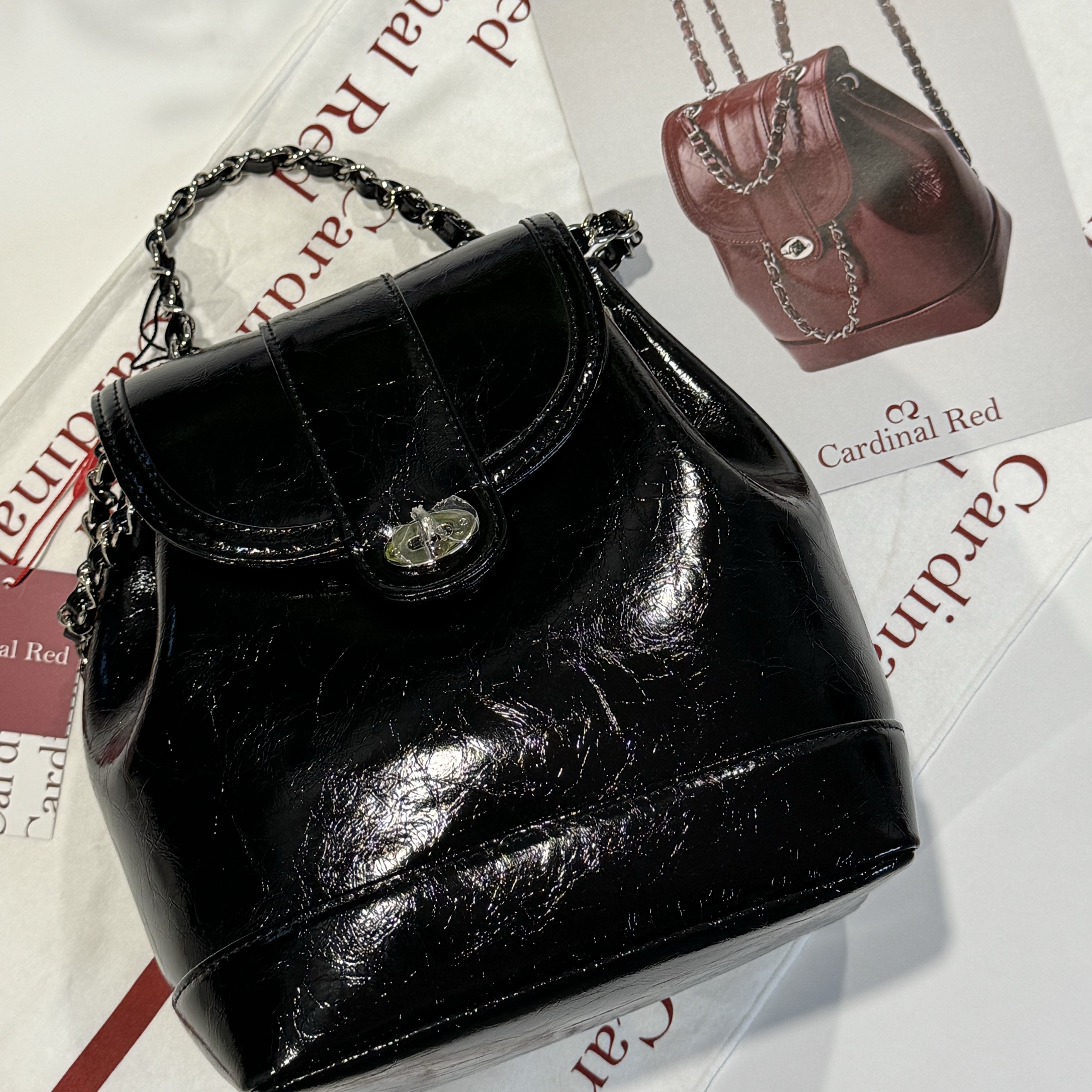 Cardinal Red Hawoo-A Bag Black 착용 스타일