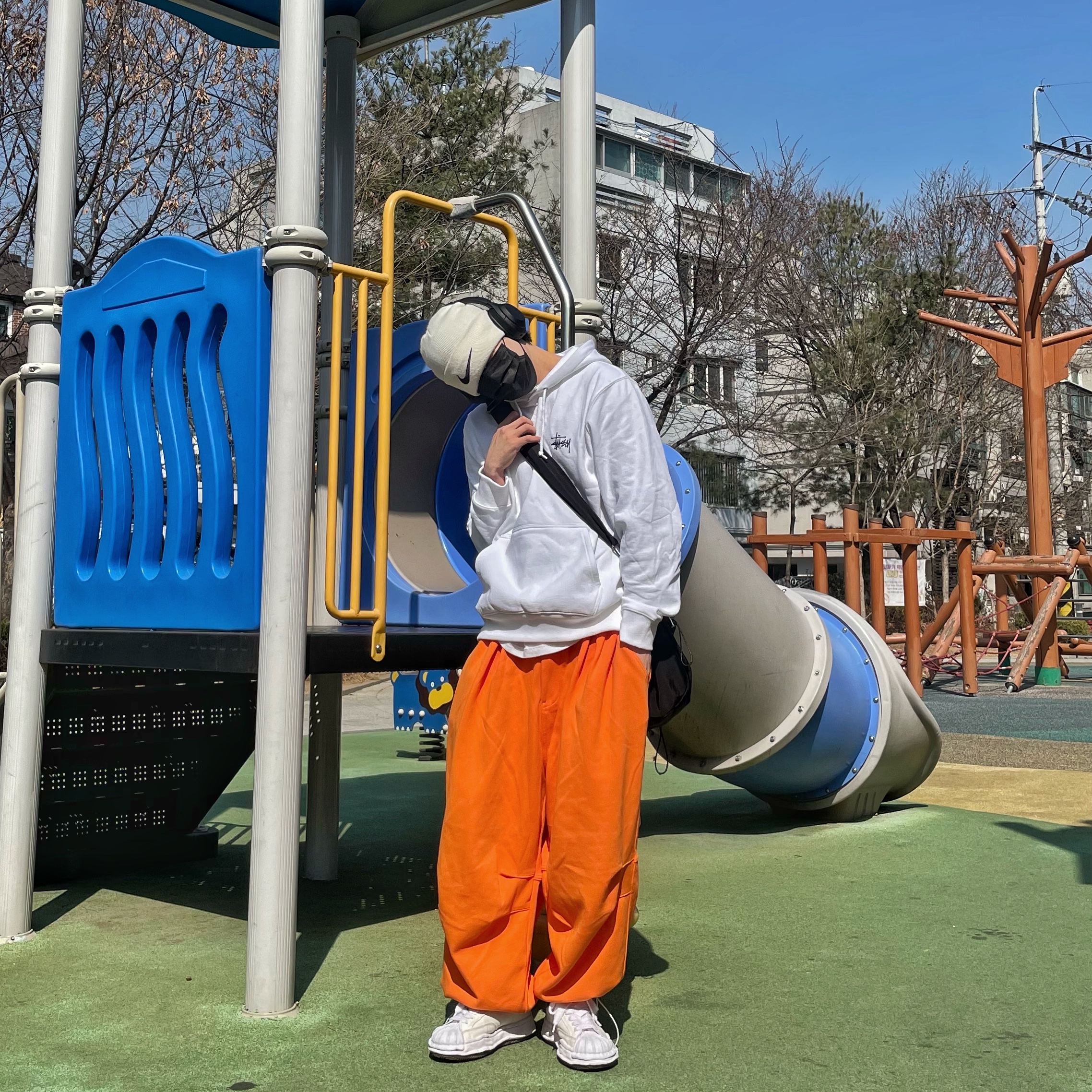 Nike x Stussy Cuff Beanie White, Stussy Basic Stussy Hoodie White 2022 착용 스타일 - 1