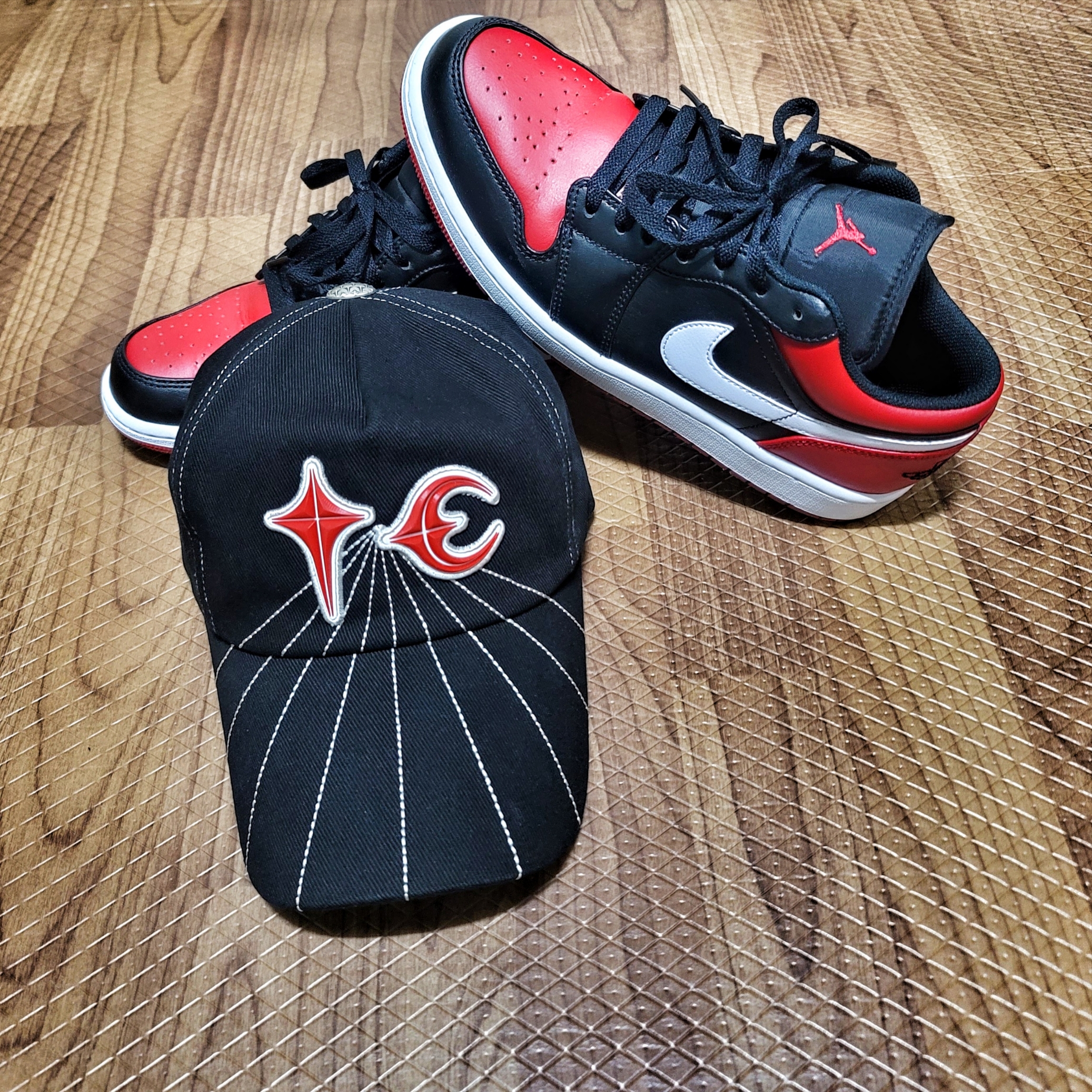 Jordan 1 Low Alternate Bred Toe, Thug Club TC Rise Cap Black 착용 스타일