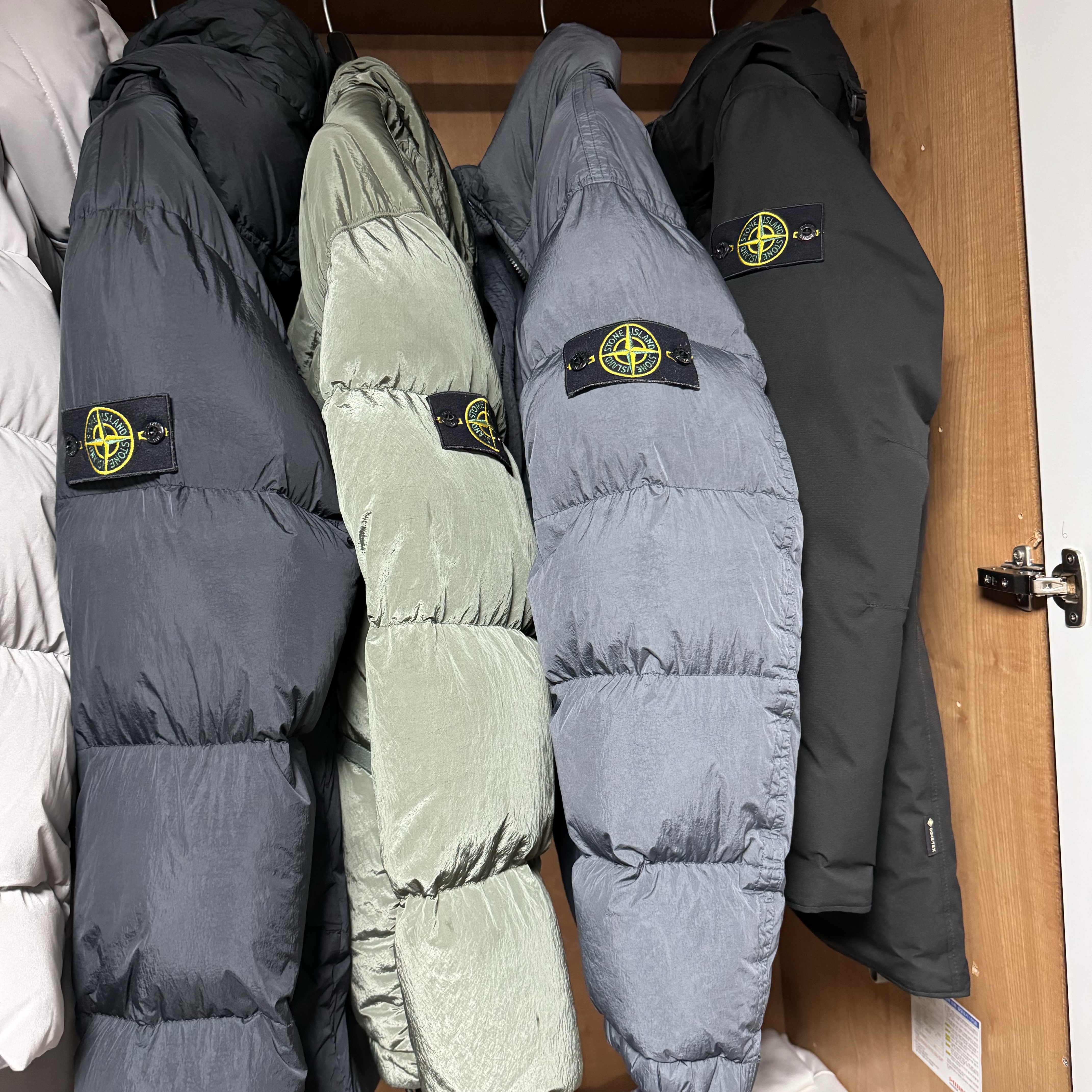 Stone Island 40623 Garment Dyed Crinkle Reps Recycled Nylon Down Jacket Lead - 23FW, Stone Island 44508 Nylon Metal Down-TC Jacket Light Grey - 21FW 착용 스타일 - 3