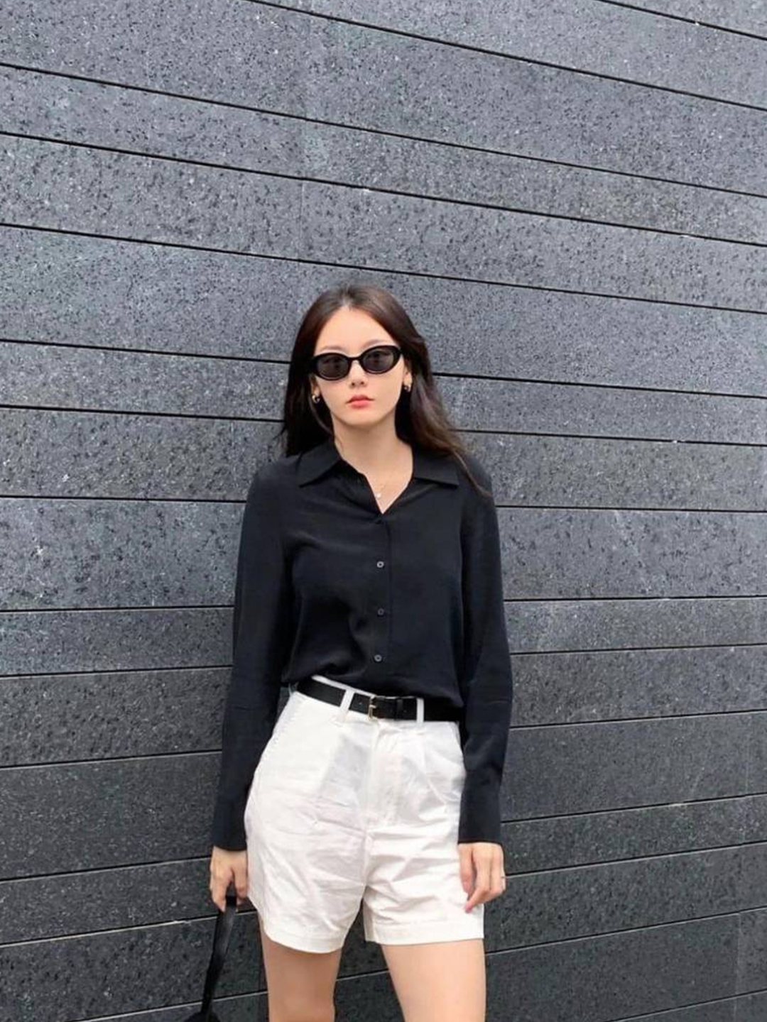 Ferragamo Reversible and Adjustable Belt with Rectangular Buckle Black Hickory, (W) Celine Medium Western Belt in Taurillon Leather Black 착용 스타일 - 2