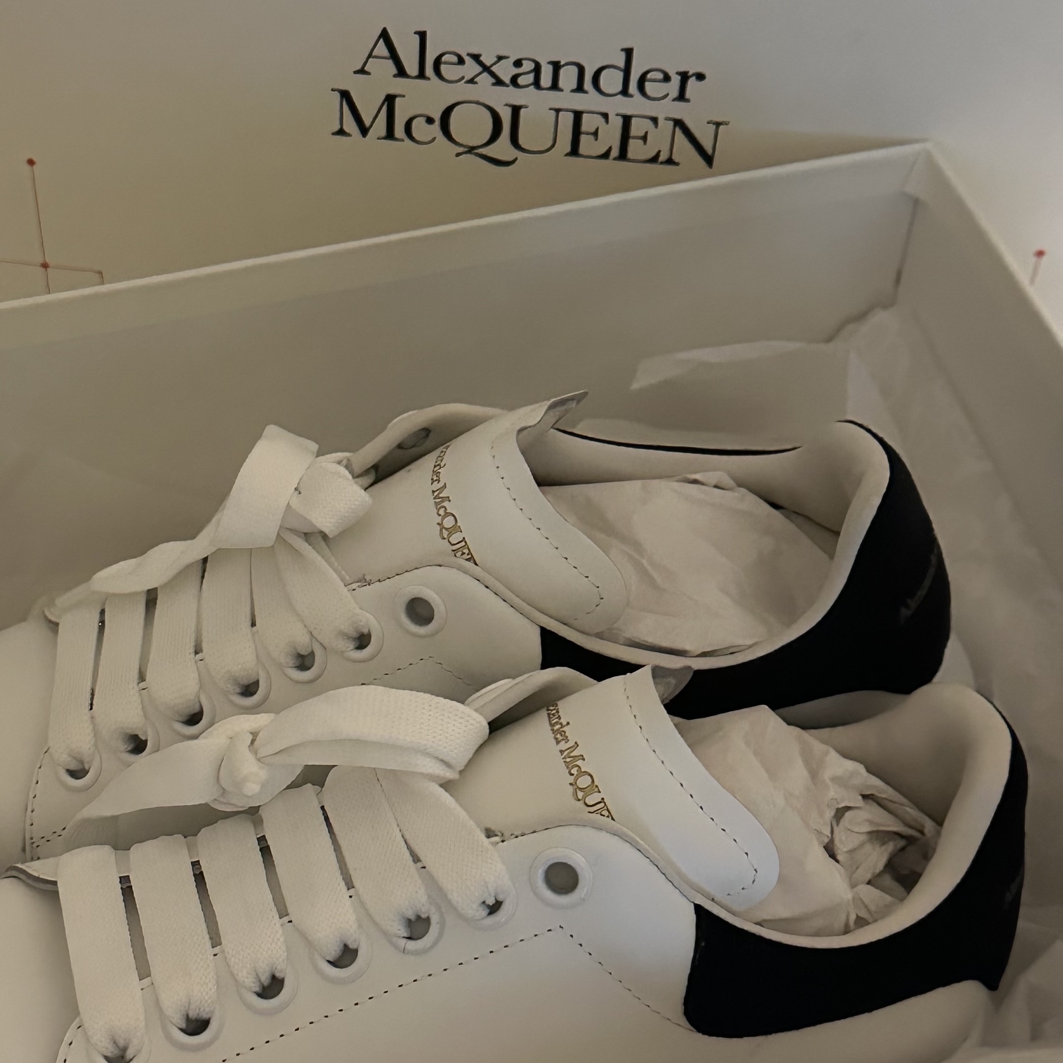 (W) Alexander McQueen Oversized Sneakers White Black 착용 스타일