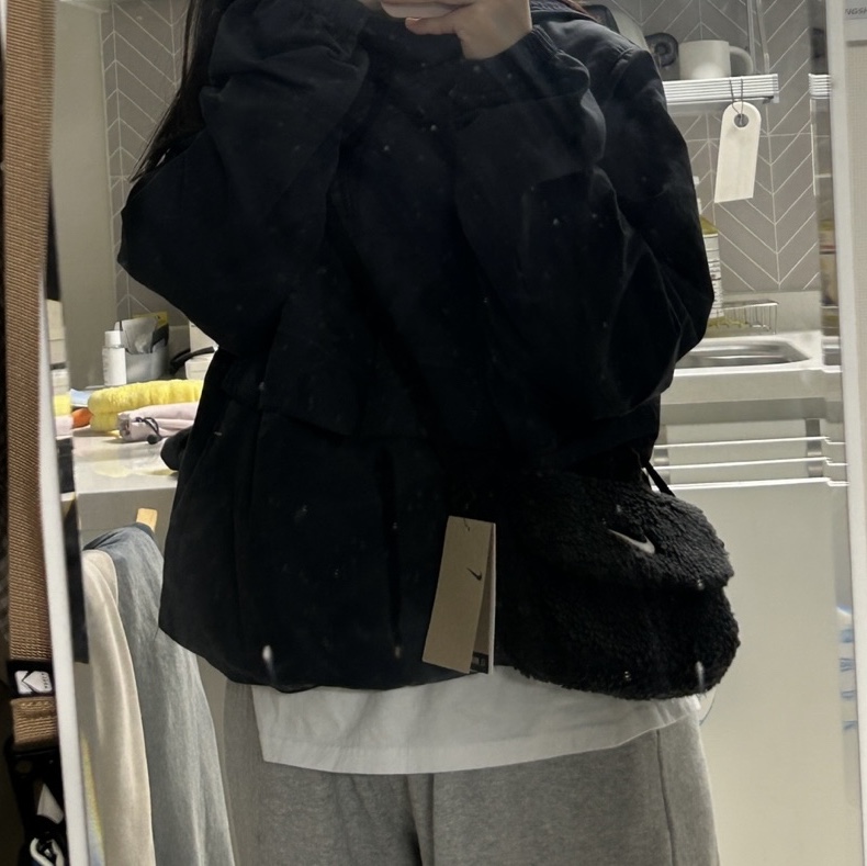 (Kids) Nike NSW Faux Fur Crossbody Bag Black 착용 스타일