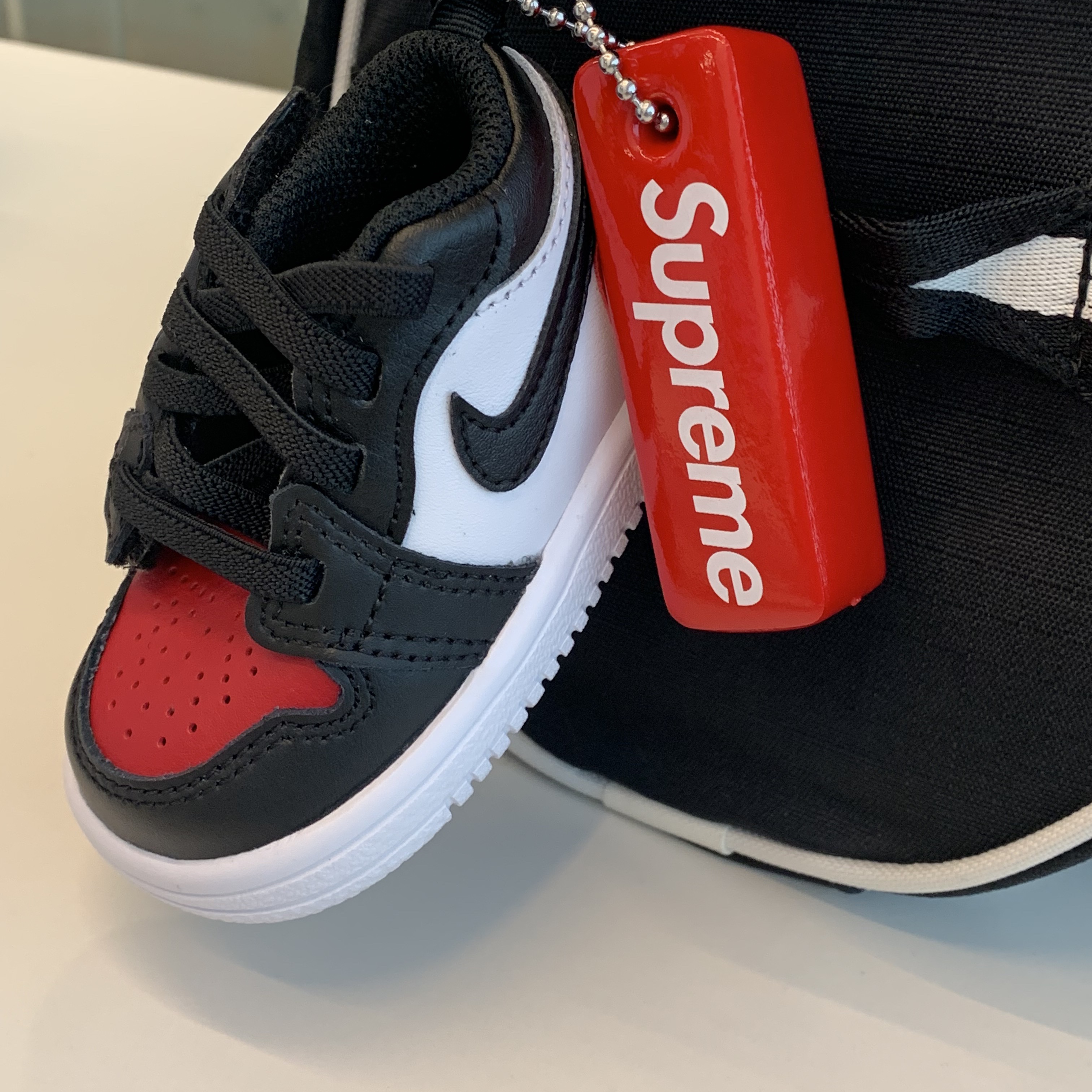 Supreme Floating Keychain Red - 23FW 착용 스타일