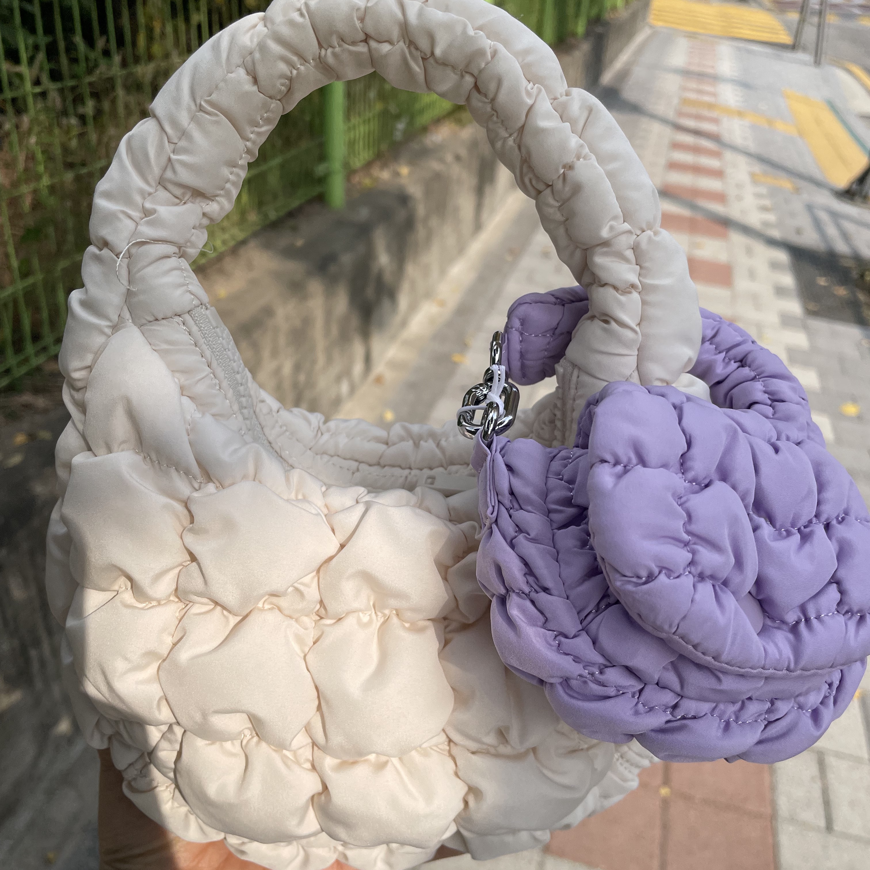 COS Quilted Nano Bag Purple, COS Quilted Micro Bag Off White 착용 스타일