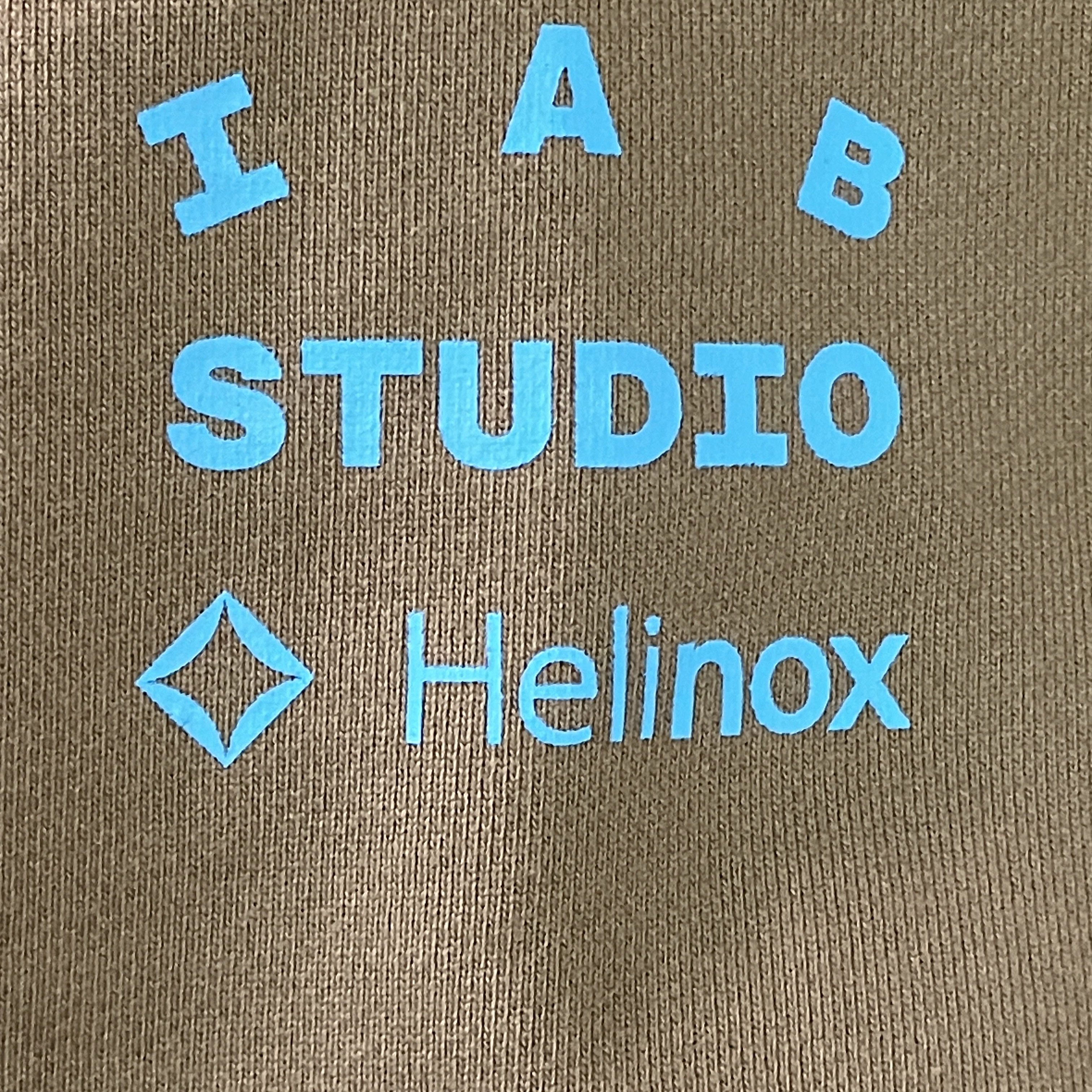 Clarks Wallabee Yellow Suede, IAB Studio x Helinox Sweatshirt Leaf Green 착용 스타일 - 3