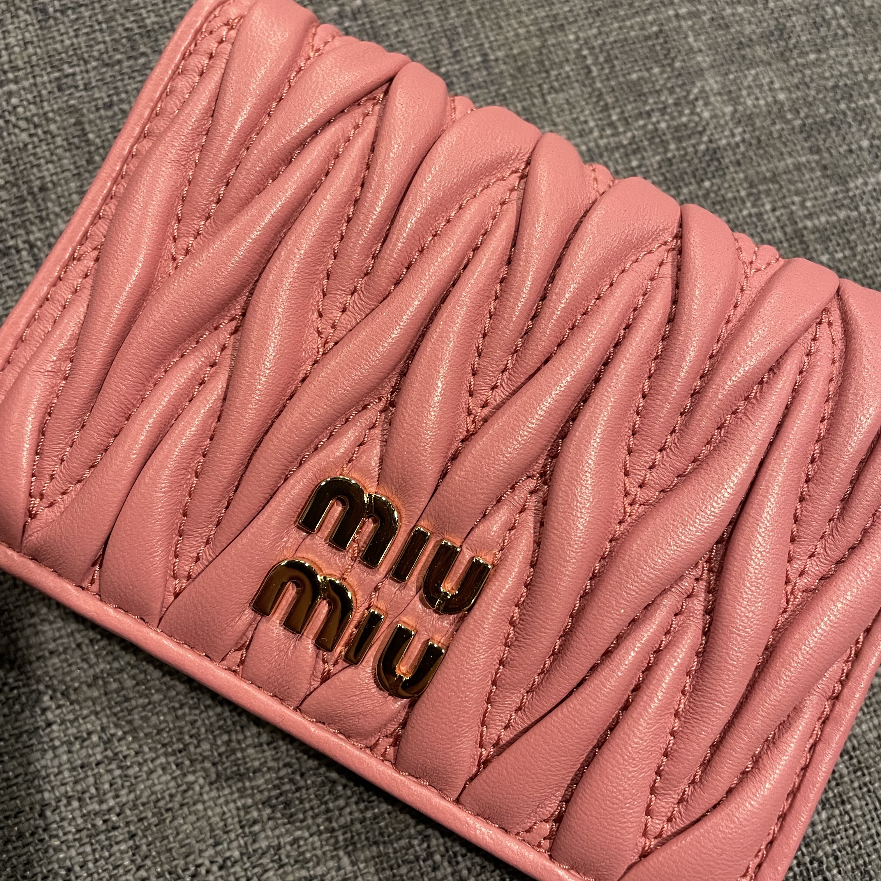 Miu Miu Matelasse Nappa Leather Card Holder Begonia Pink 착용 스타일