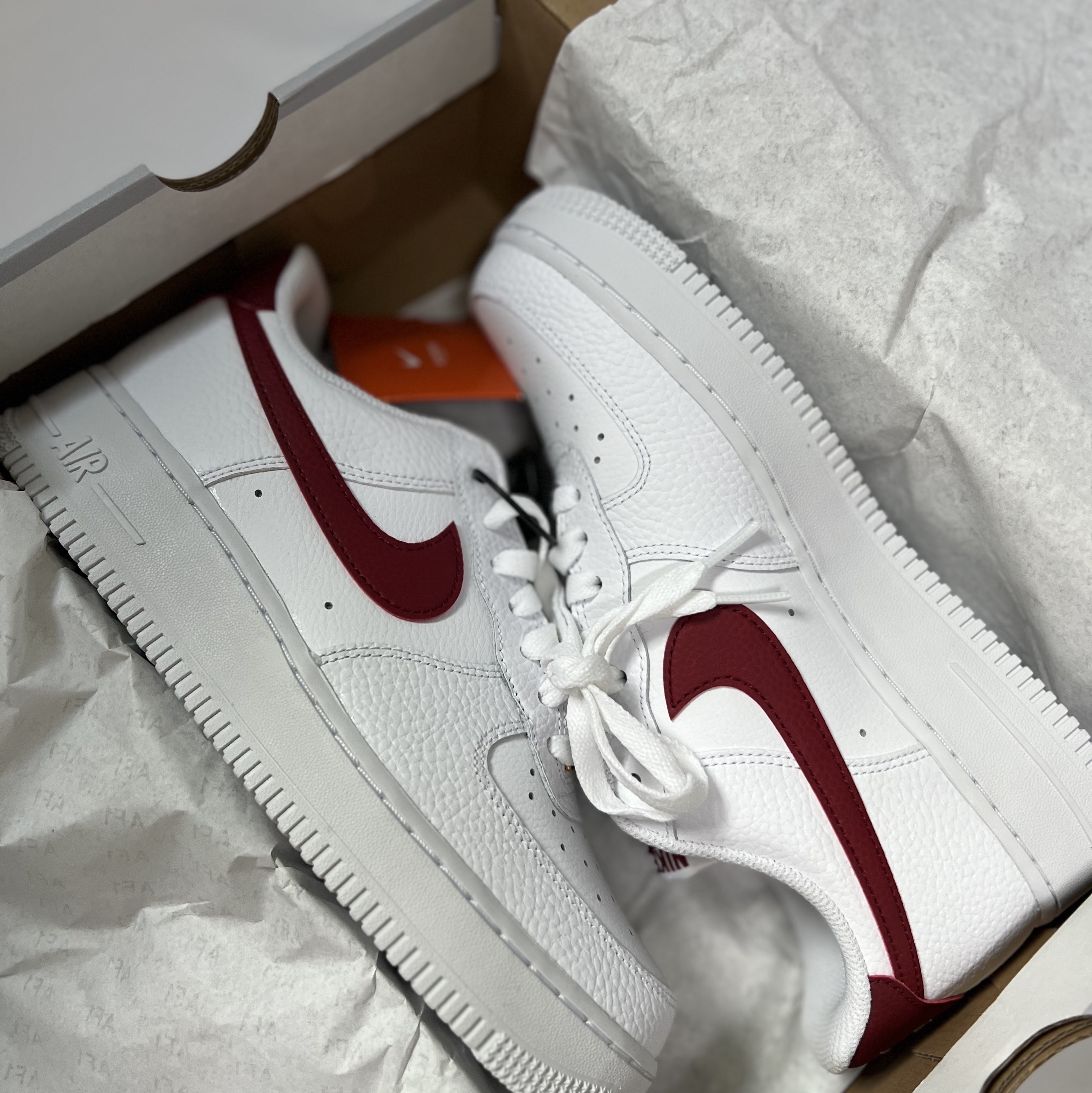 Nike Air Force 1 '07 Low White Team Red 착용 스타일