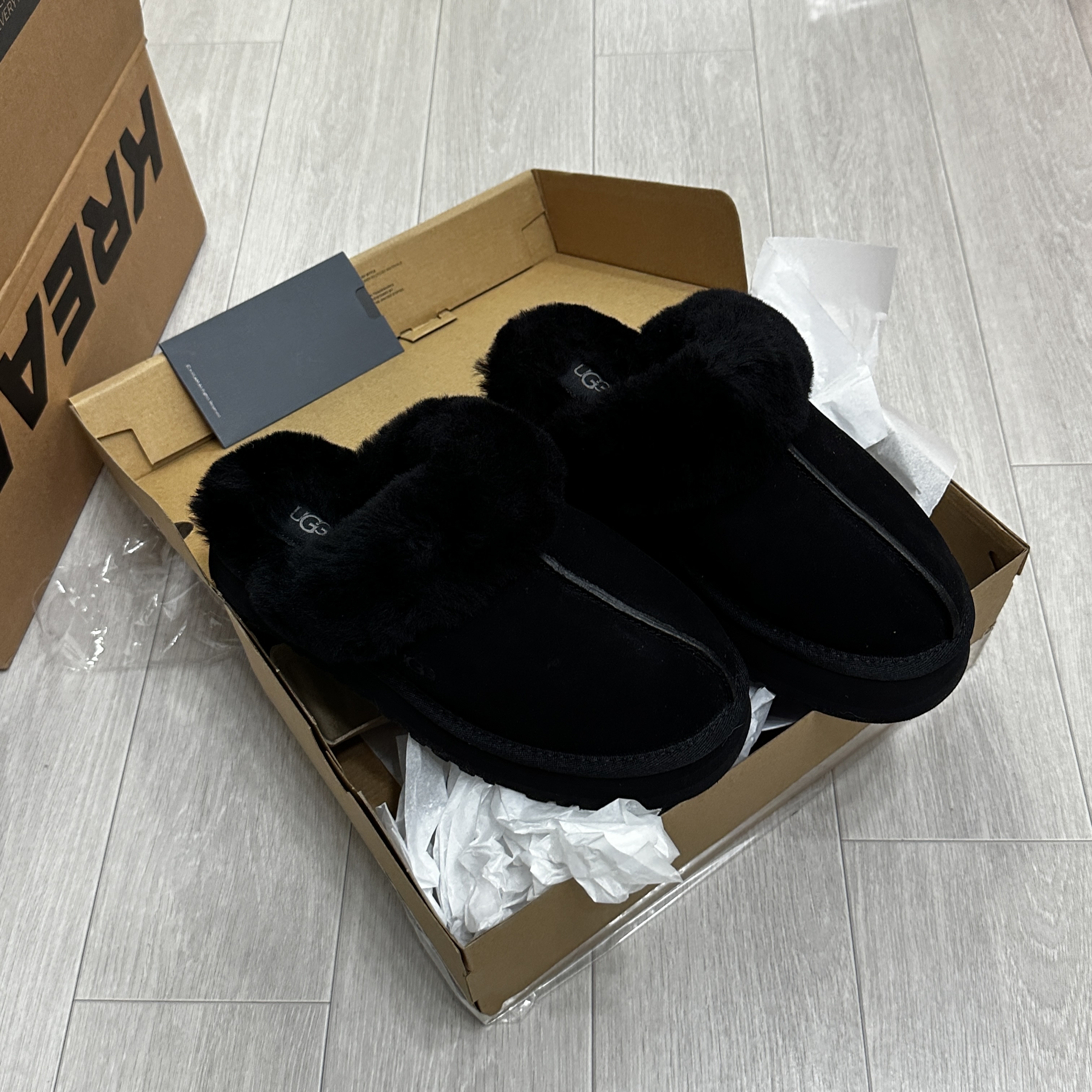 (W) UGG Disquette Slipper Black 착용 스타일