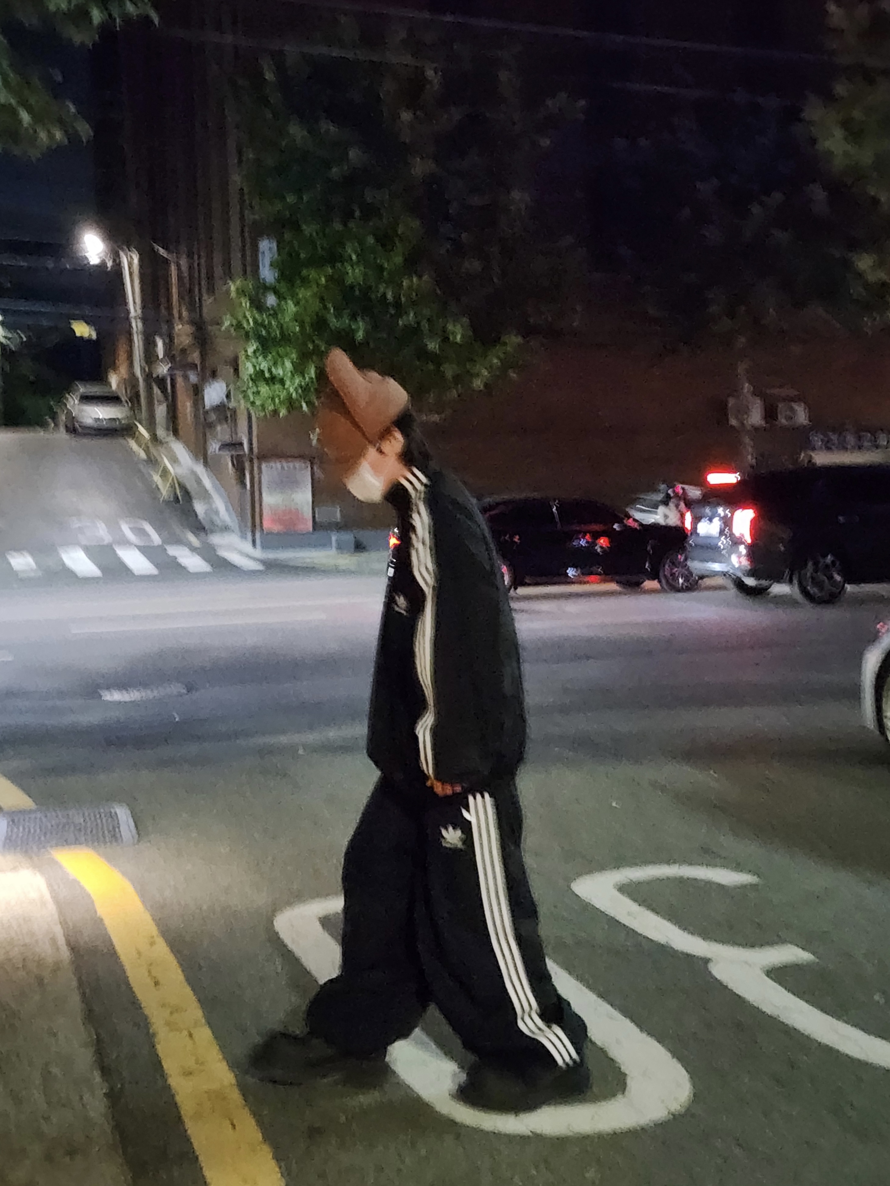 Jacquemus La Cagoule Bricciola Puffed Ear Flap Hat Terracotta, Balenciaga Steroid Derby Black 착용 스타일 - 4