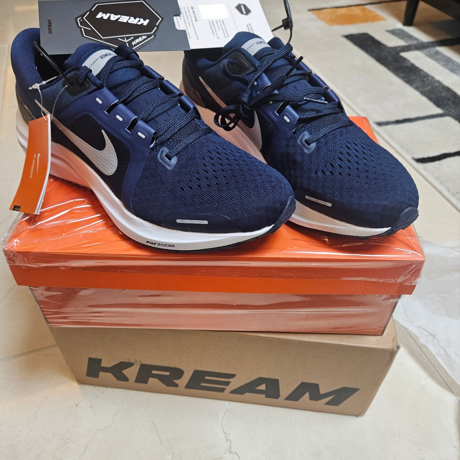 Nike Air Zoom Vomero 16 Midnight Navy White 착용 스타일