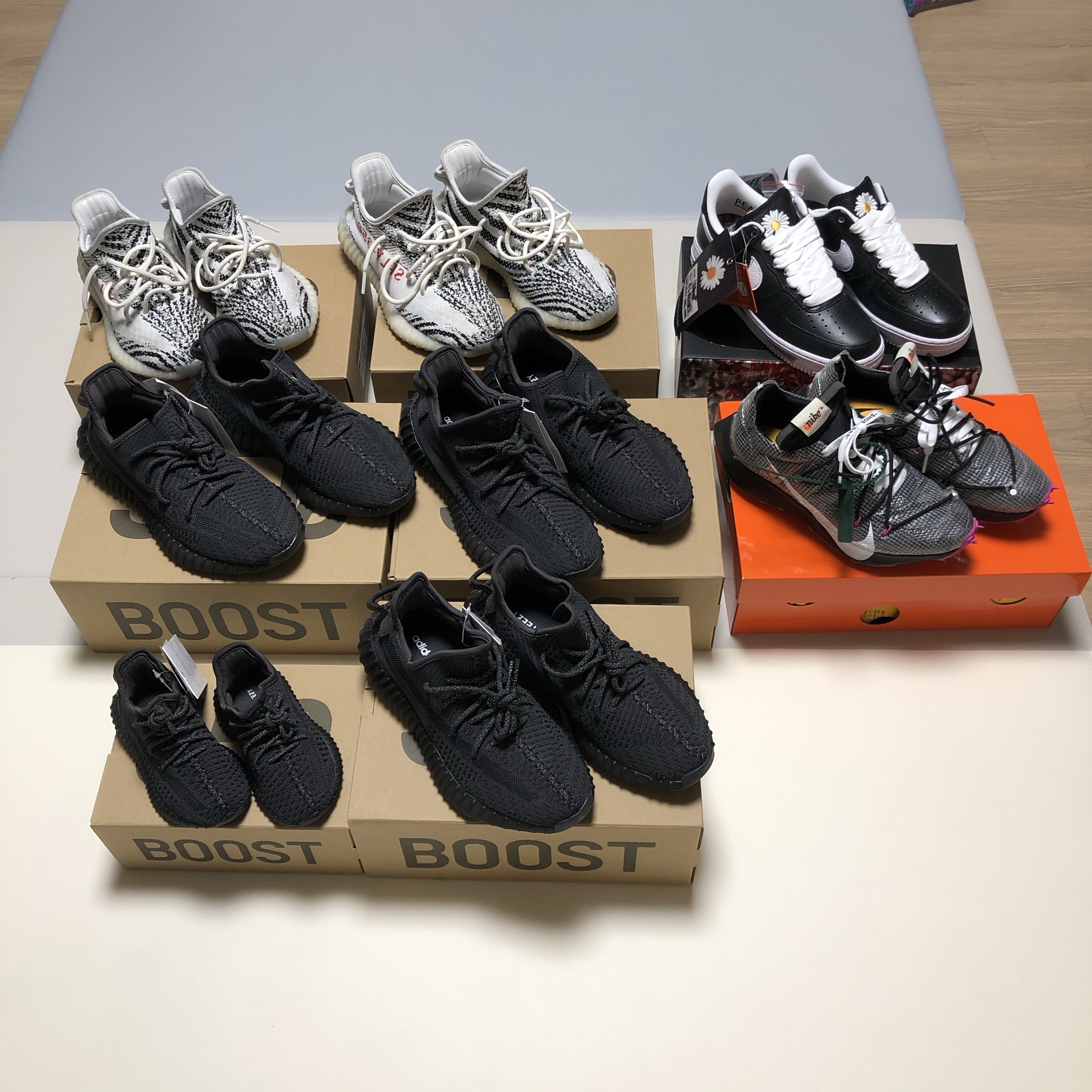 Adidas Yeezy Boost 350 V2 Black - Non-Reflective, (Infant) Adidas Yeezy Boost 350 V2 Black 착용 스타일 - 1