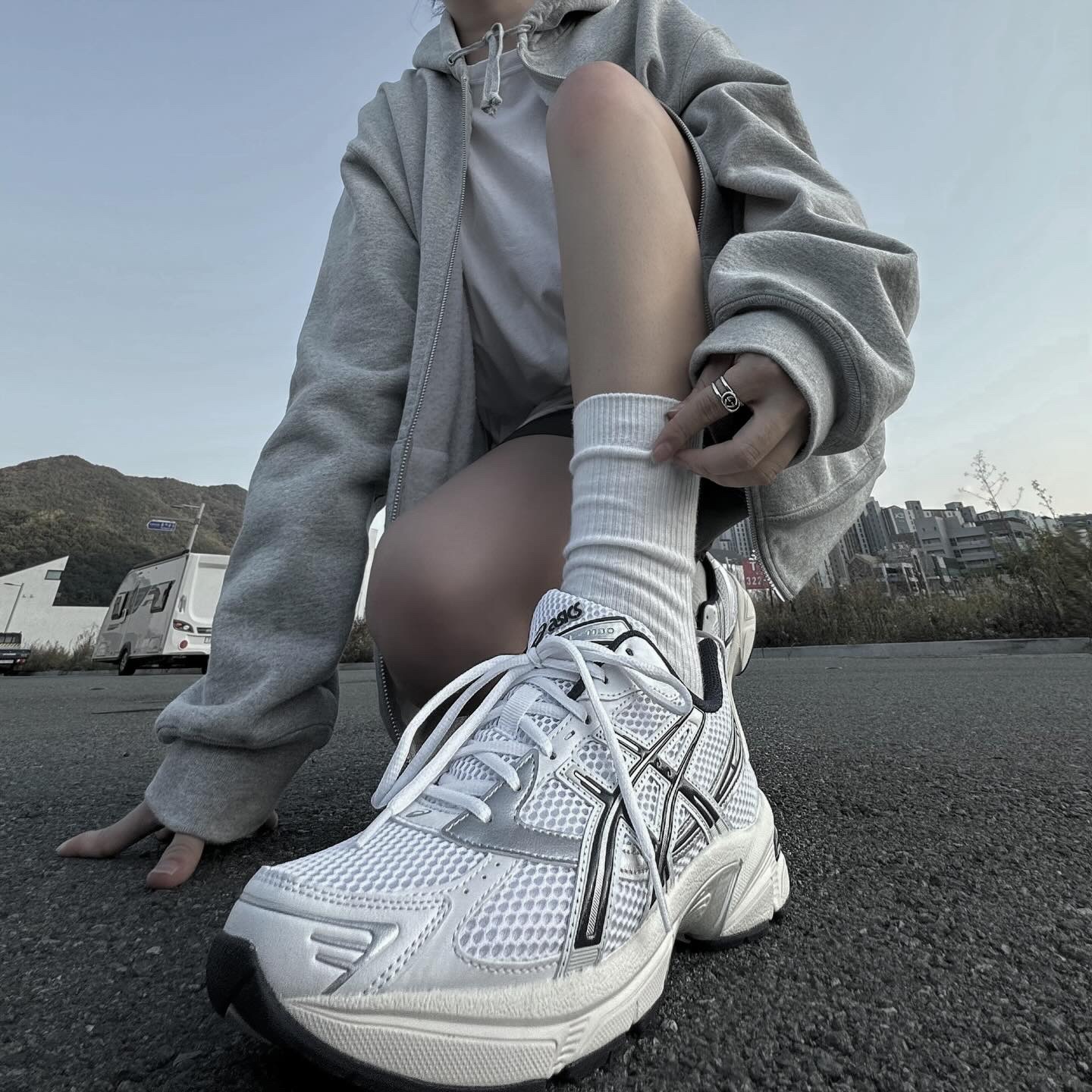 (W) Asics Gel-1130 White Midnight 착용 스타일 - 1