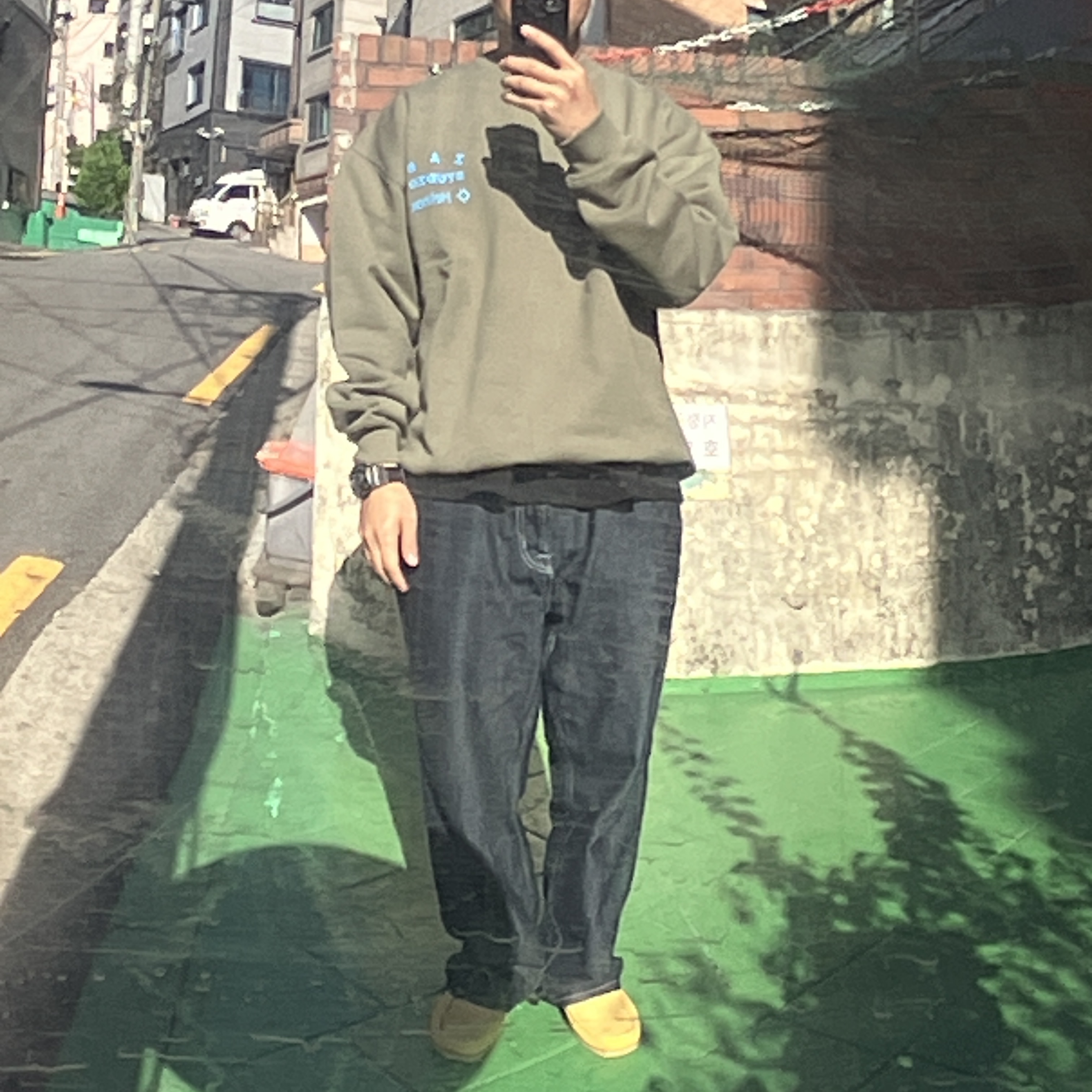 Clarks Wallabee Yellow Suede, IAB Studio x Helinox Sweatshirt Leaf Green 착용 스타일 - 2