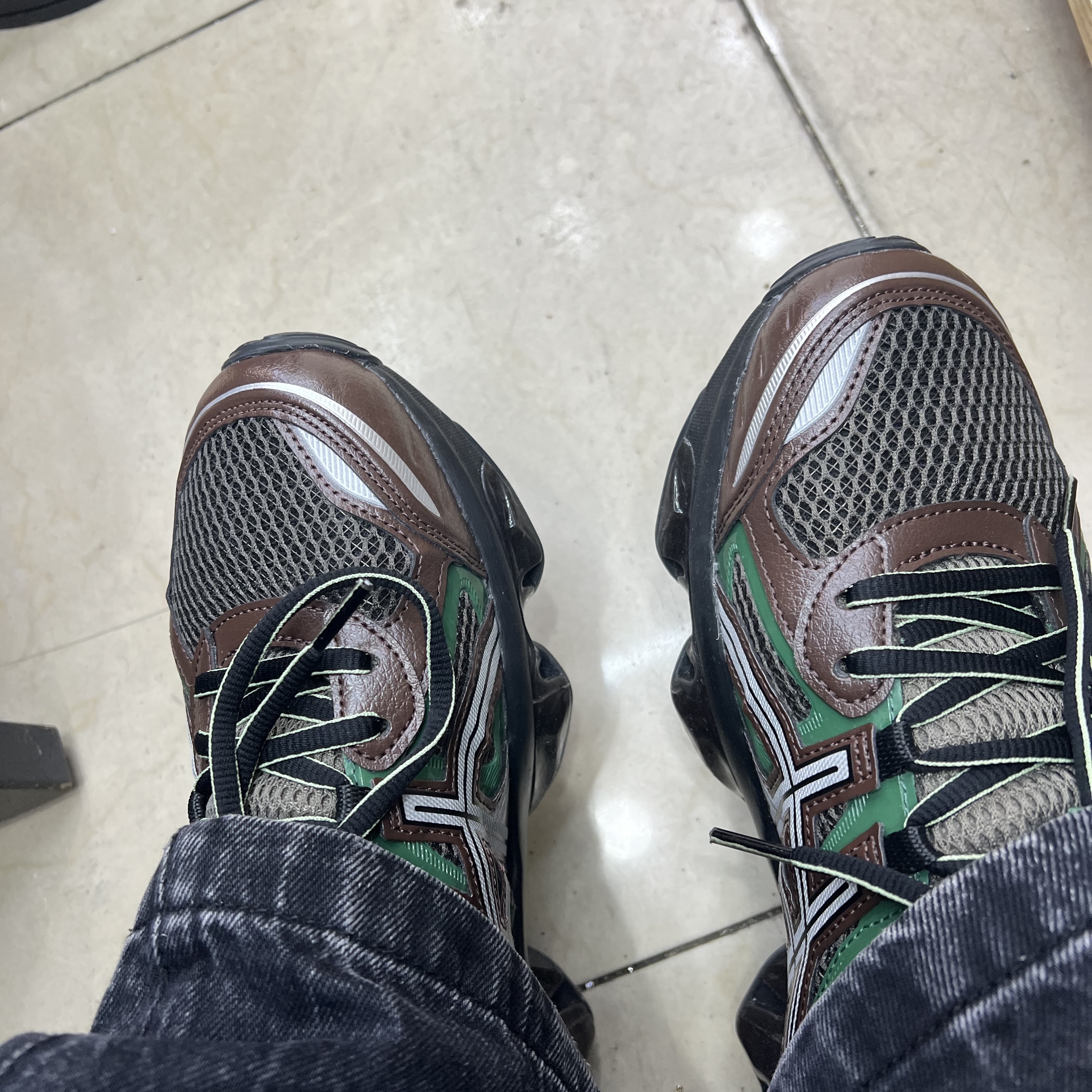 Asics Gel-Quantum Kinetic Dark Sepia Shamrock Green 착용 스타일 - 2