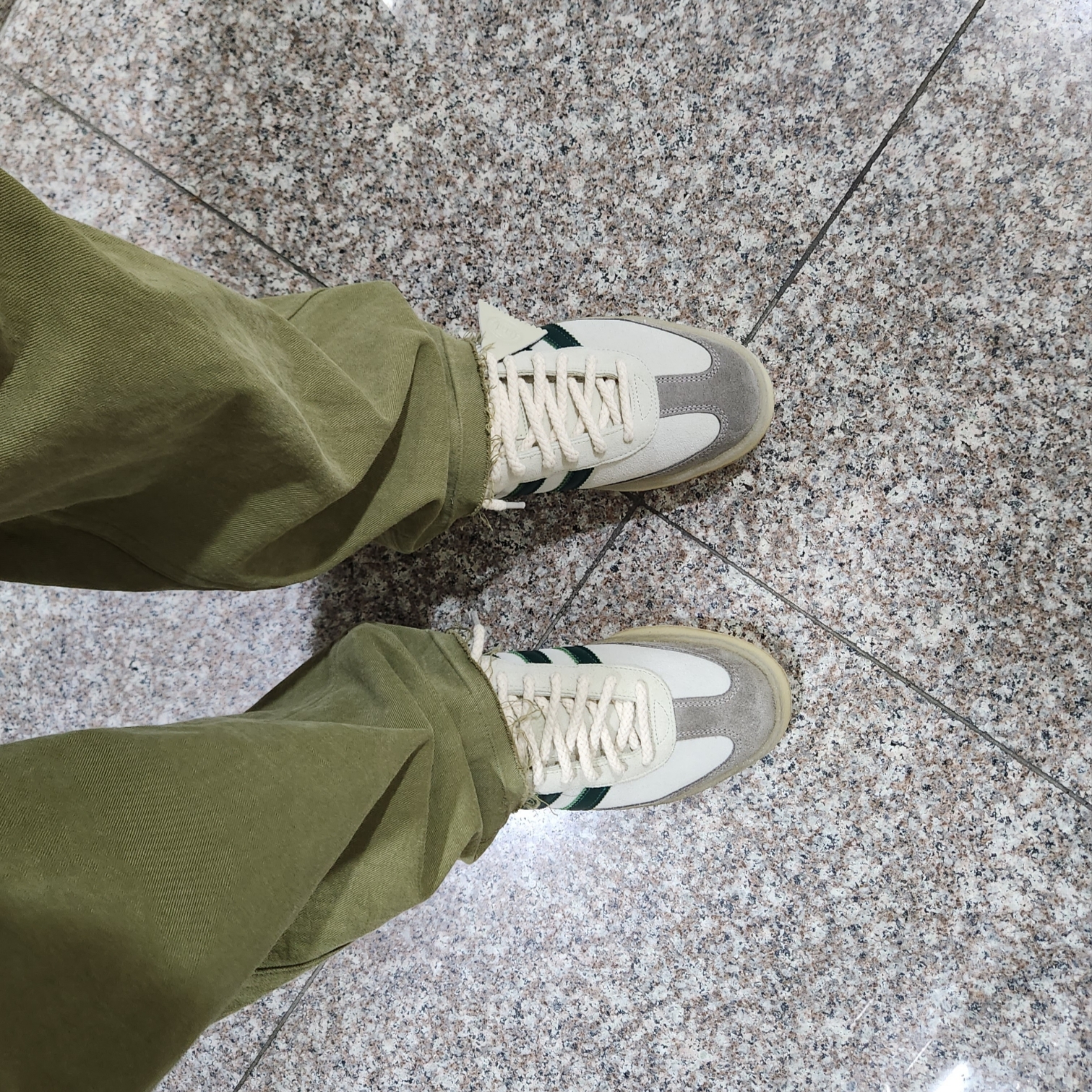 Adidas x Clarks x Ronnie Fieg 8th Street Samba Chalk White Green 착용 스타일 - 1