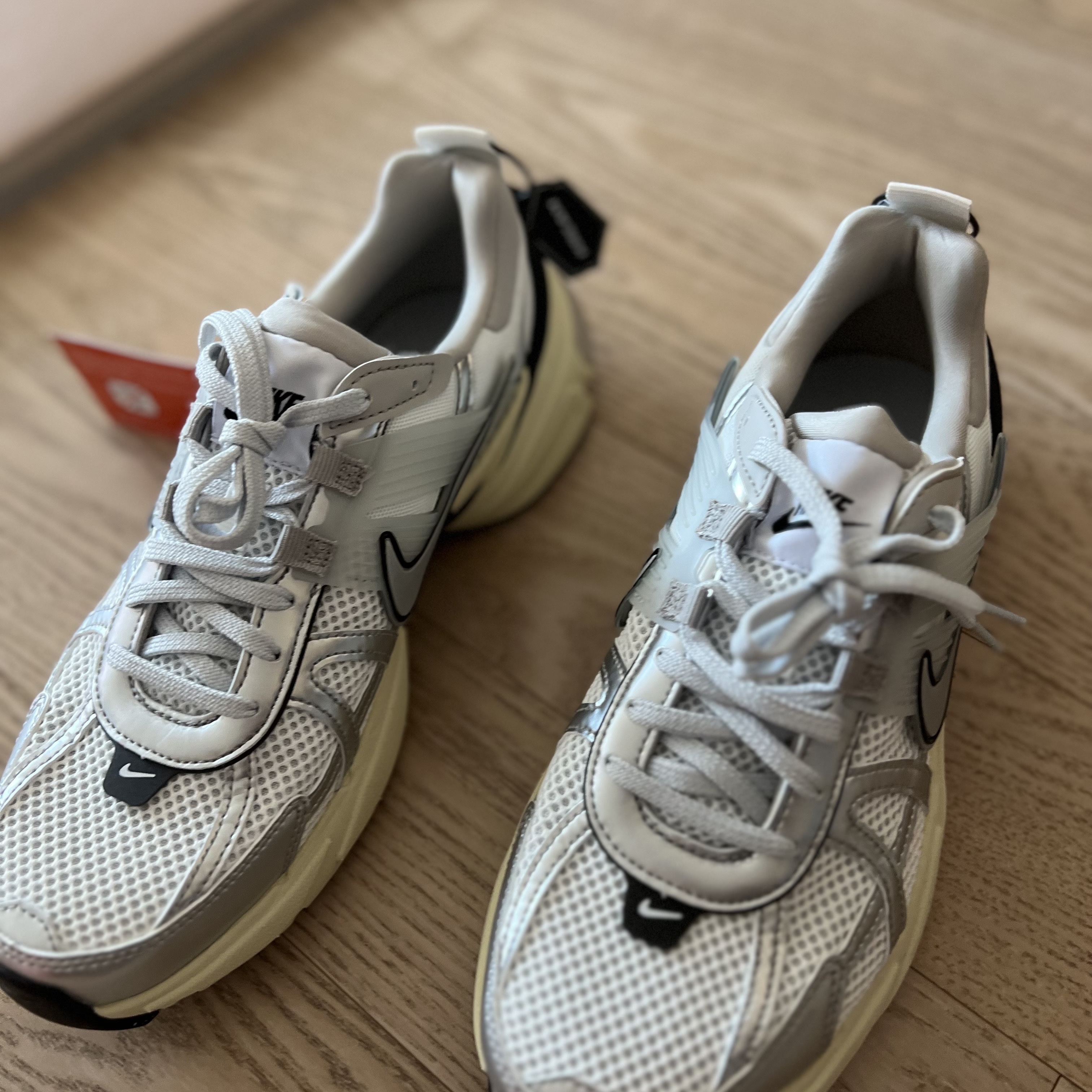 Nike V2K Run Summit White Metallic Silver 착용 스타일 - 6