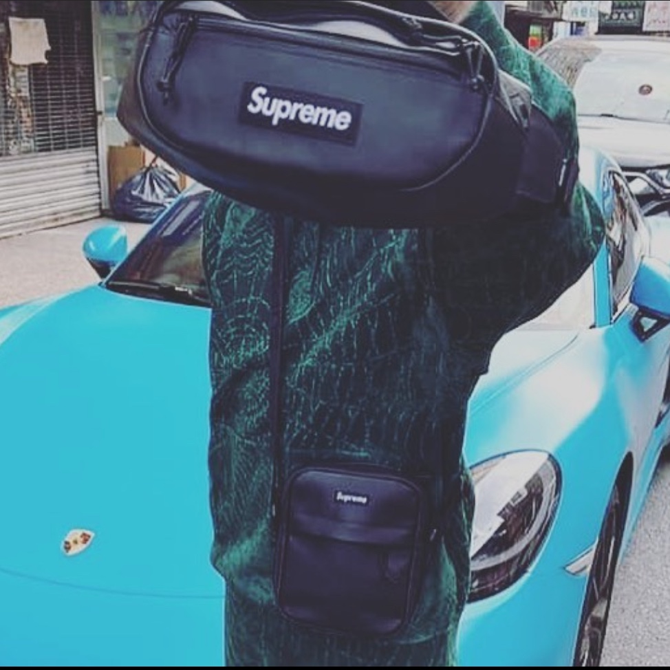 Supreme Leather Shoulder Bag Black - 23FW 착용 스타일 - 2