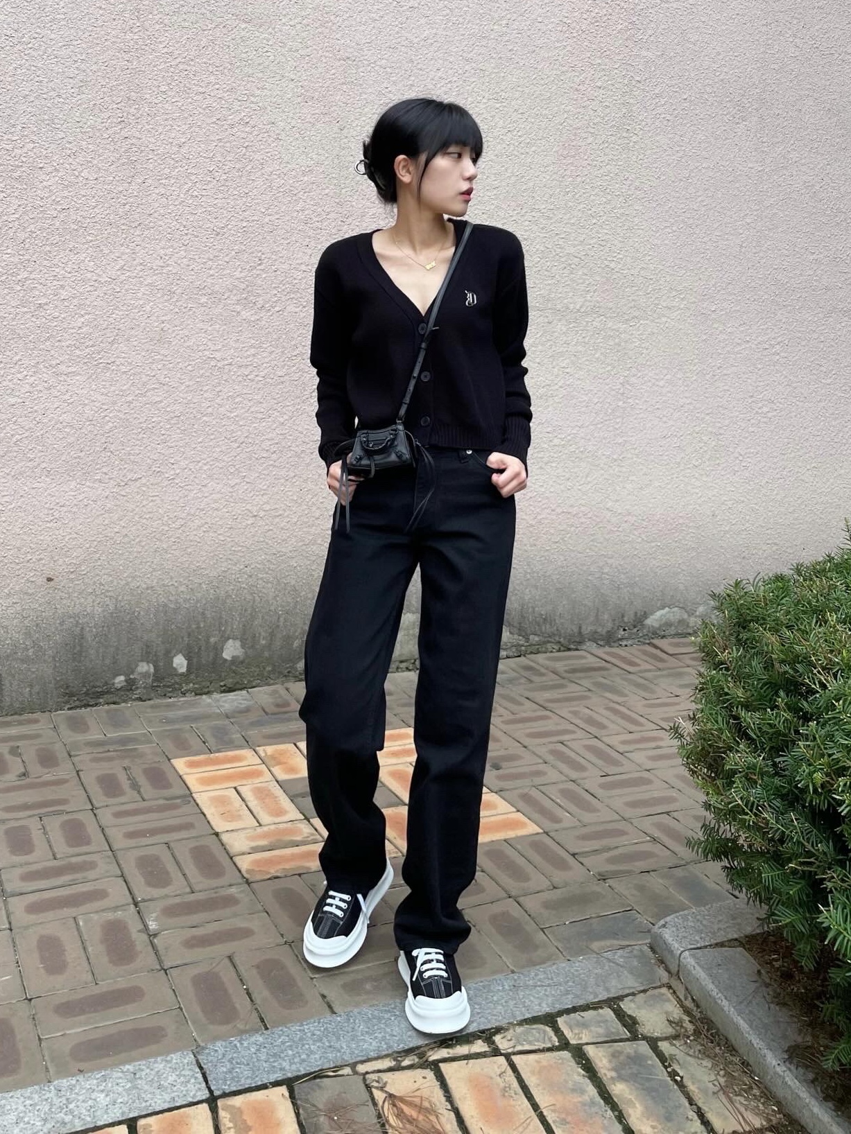 Balenciaga Grained Calfskin Neo Classic Super Nano Handbag Black 착용 스타일