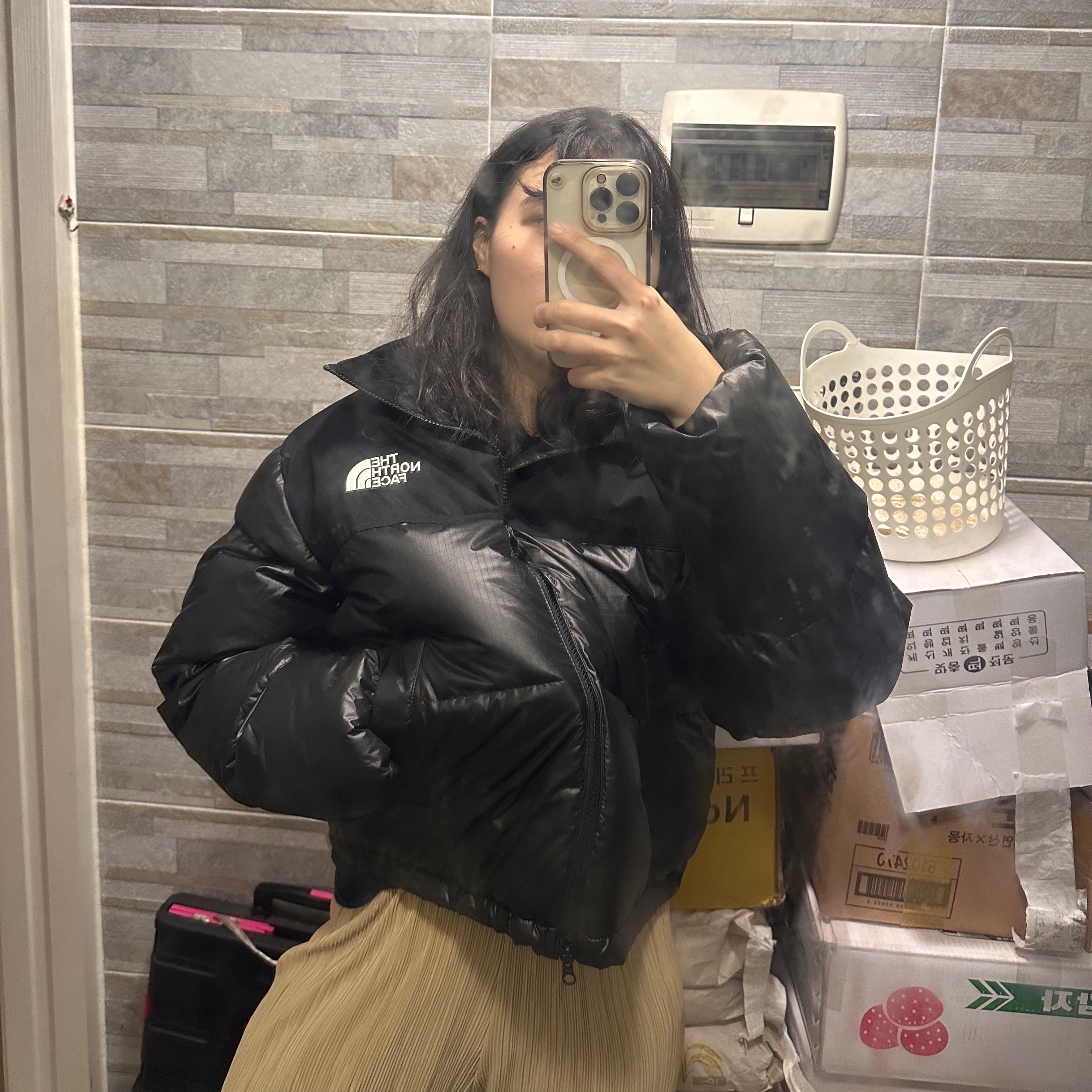 (W) The North Face White Label Novelty Nuptse Down Jacket Black 착용 스타일 - 1