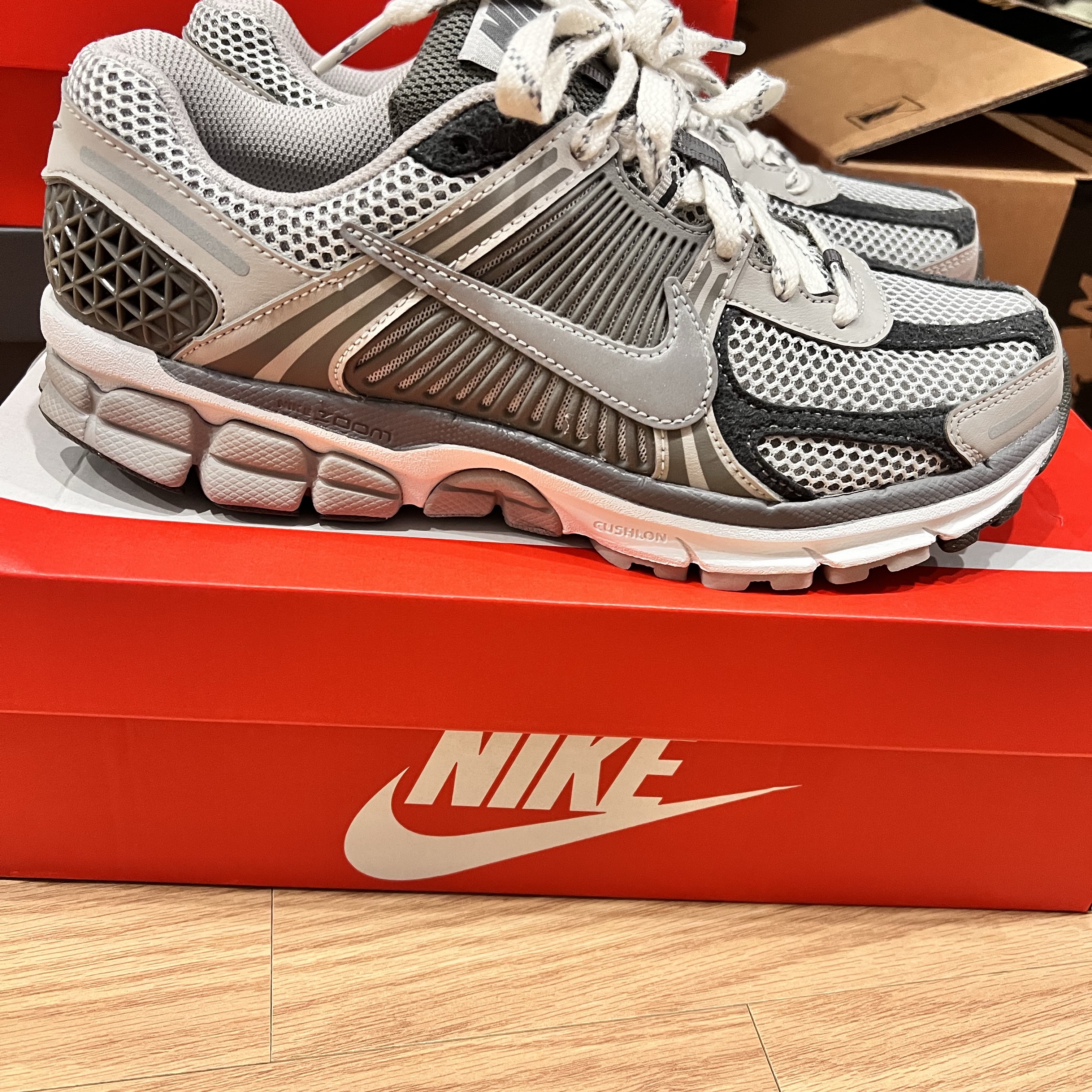 Nike Zoom Vomero 5 PRM Light Iron Ore and Flat Fewter 착용 스타일