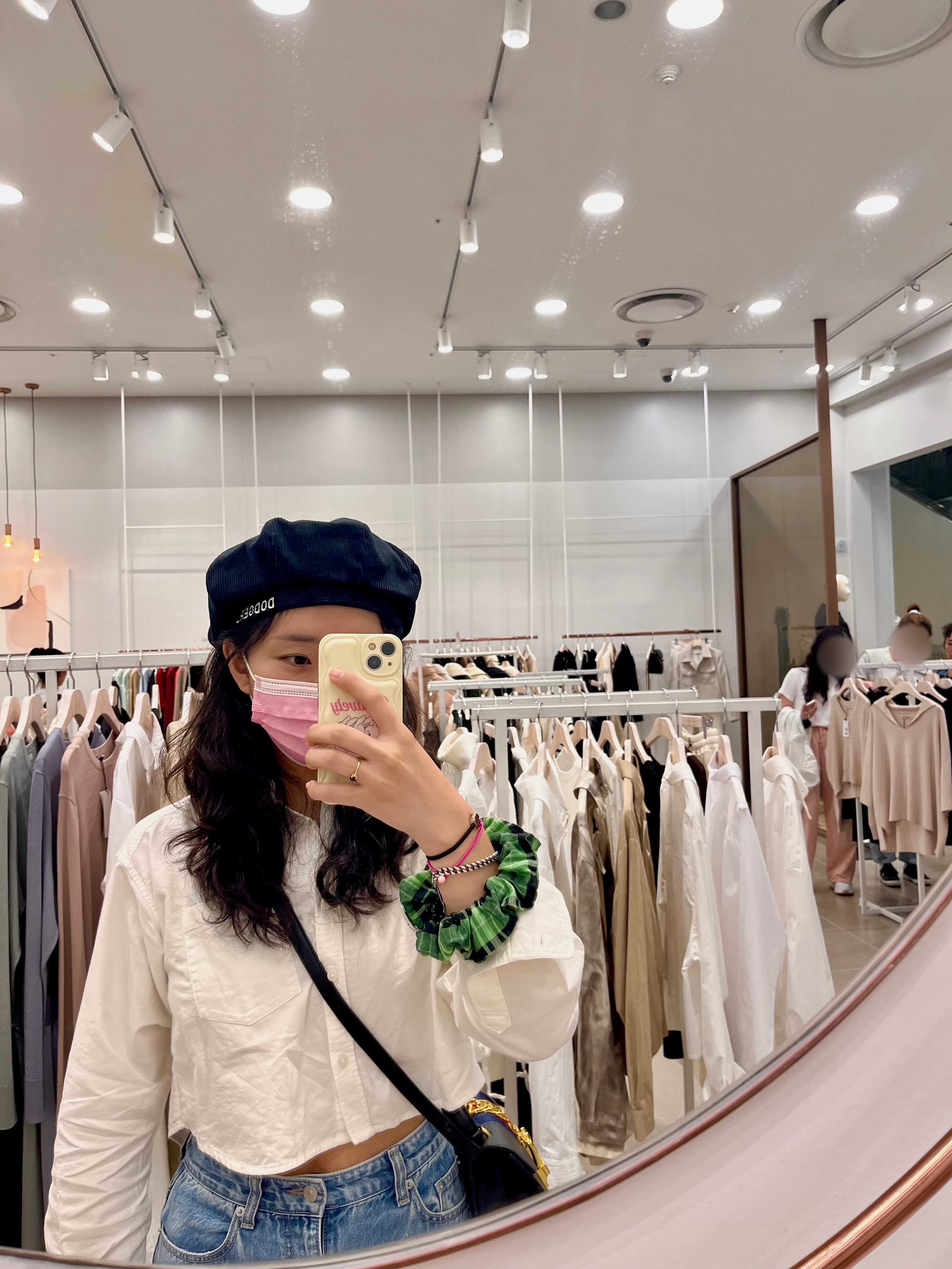 (W) Ganni Green Seersucker Check Scrunchie Peapod, (W) Van Cleef & Arpels Pure Alhambra Pendant Yellow Gold Onyx 착용 스타일