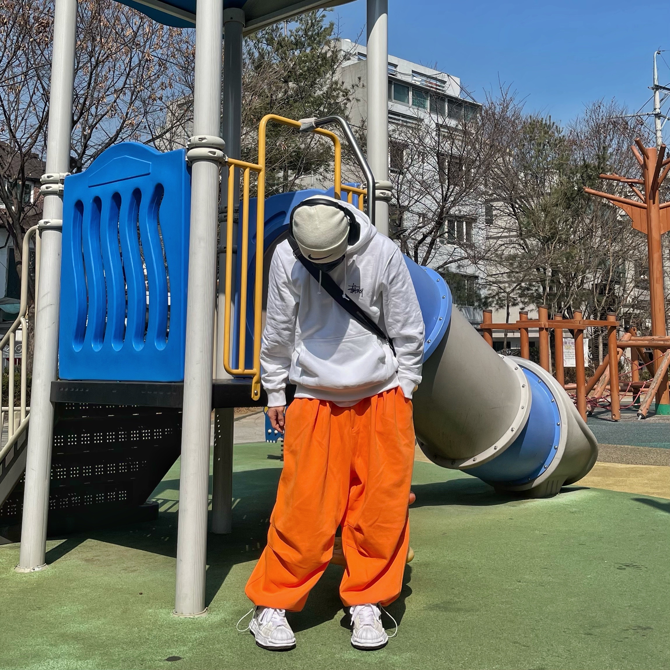 Nike x Stussy Cuff Beanie White, Stussy Basic Stussy Hoodie White 2022 착용 스타일 - 2
