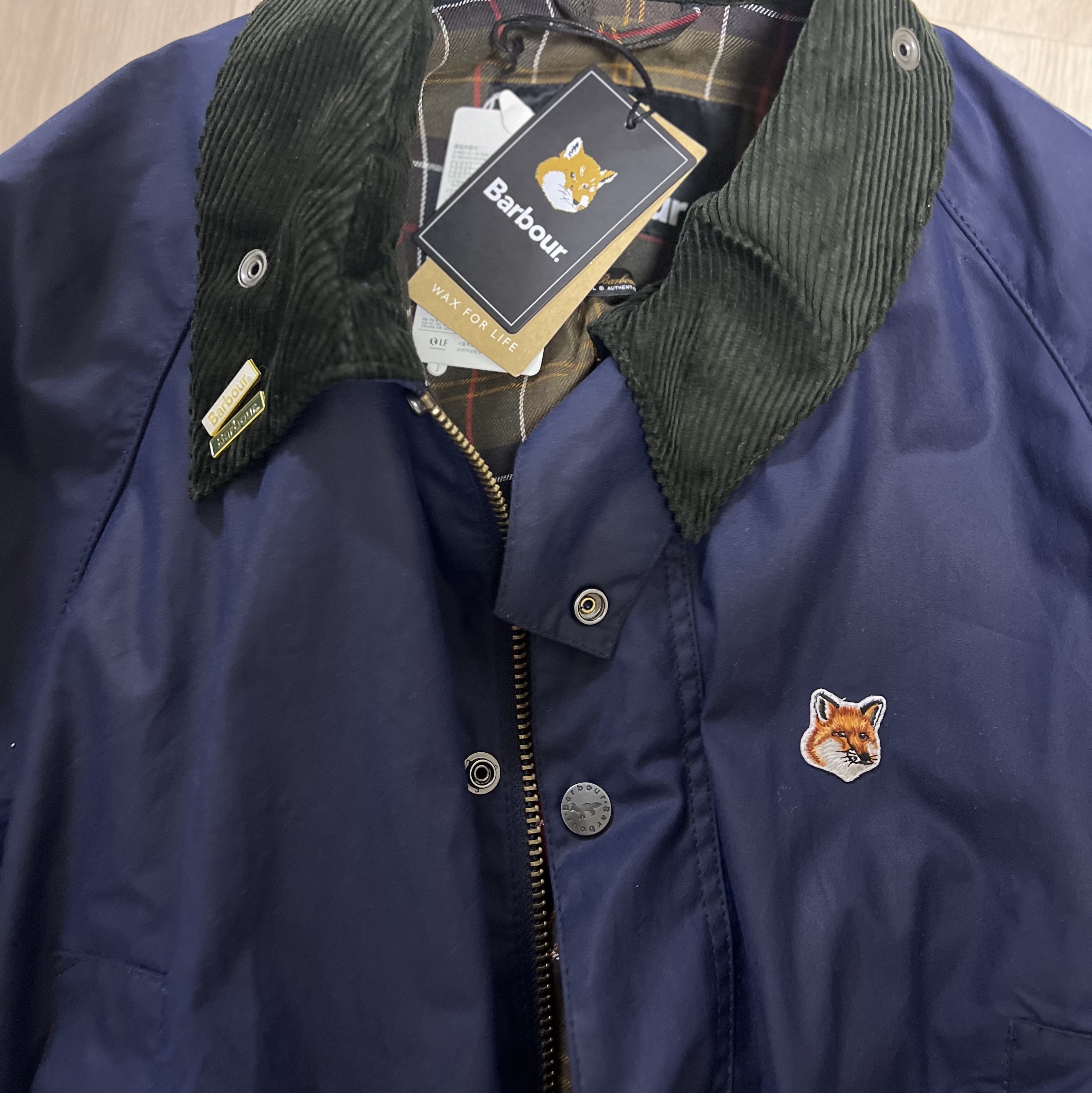 Barbour x Maison Kitsune Beaufort Waxed Jacket Indigo 착용 스타일