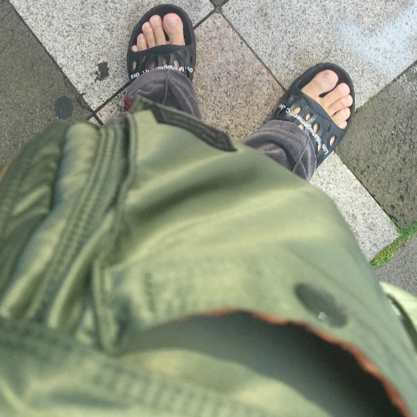 Porter Tanker 2Way Boston Bag L Sage Green 착용 스타일