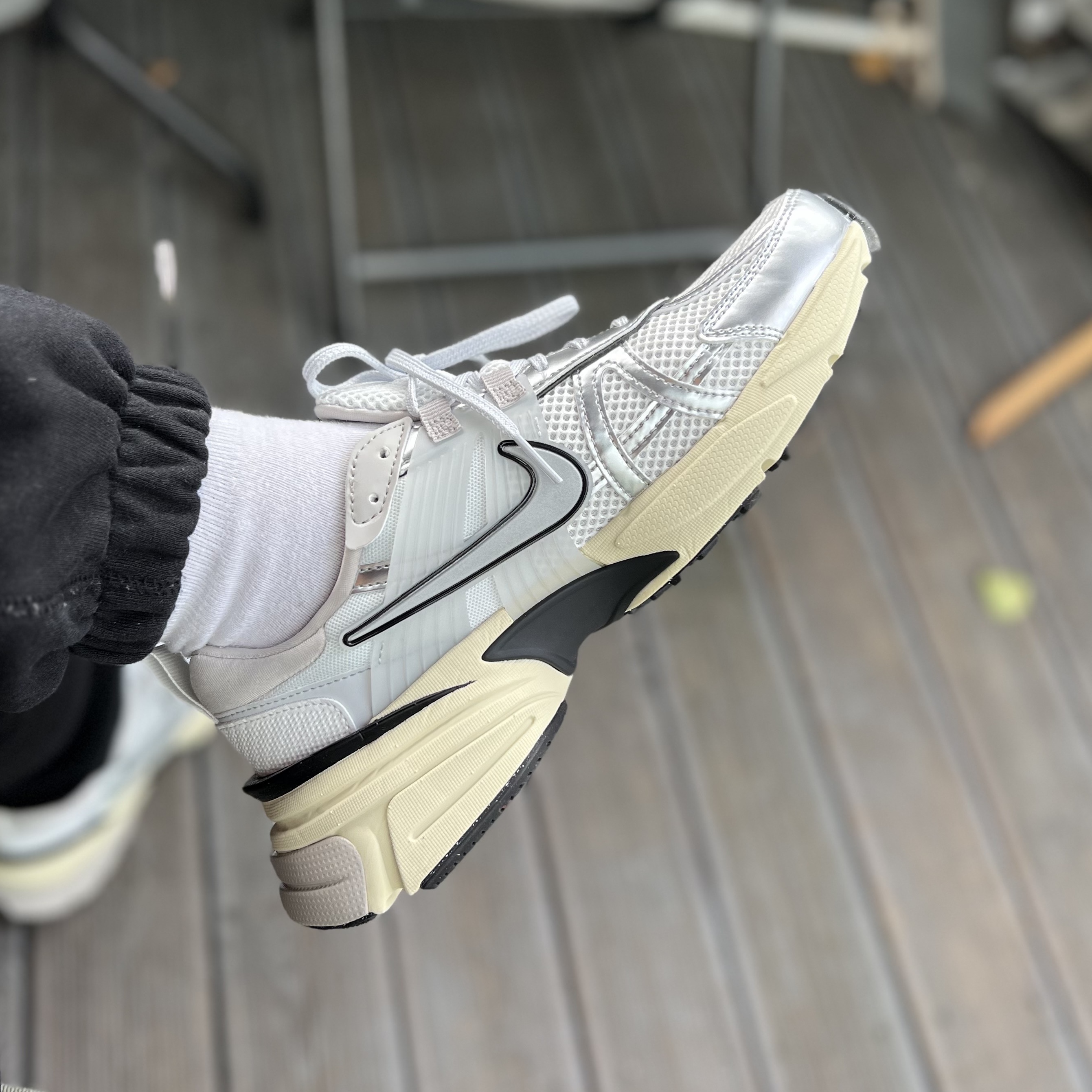Nike V2K Run Summit White Metallic Silver 착용 스타일