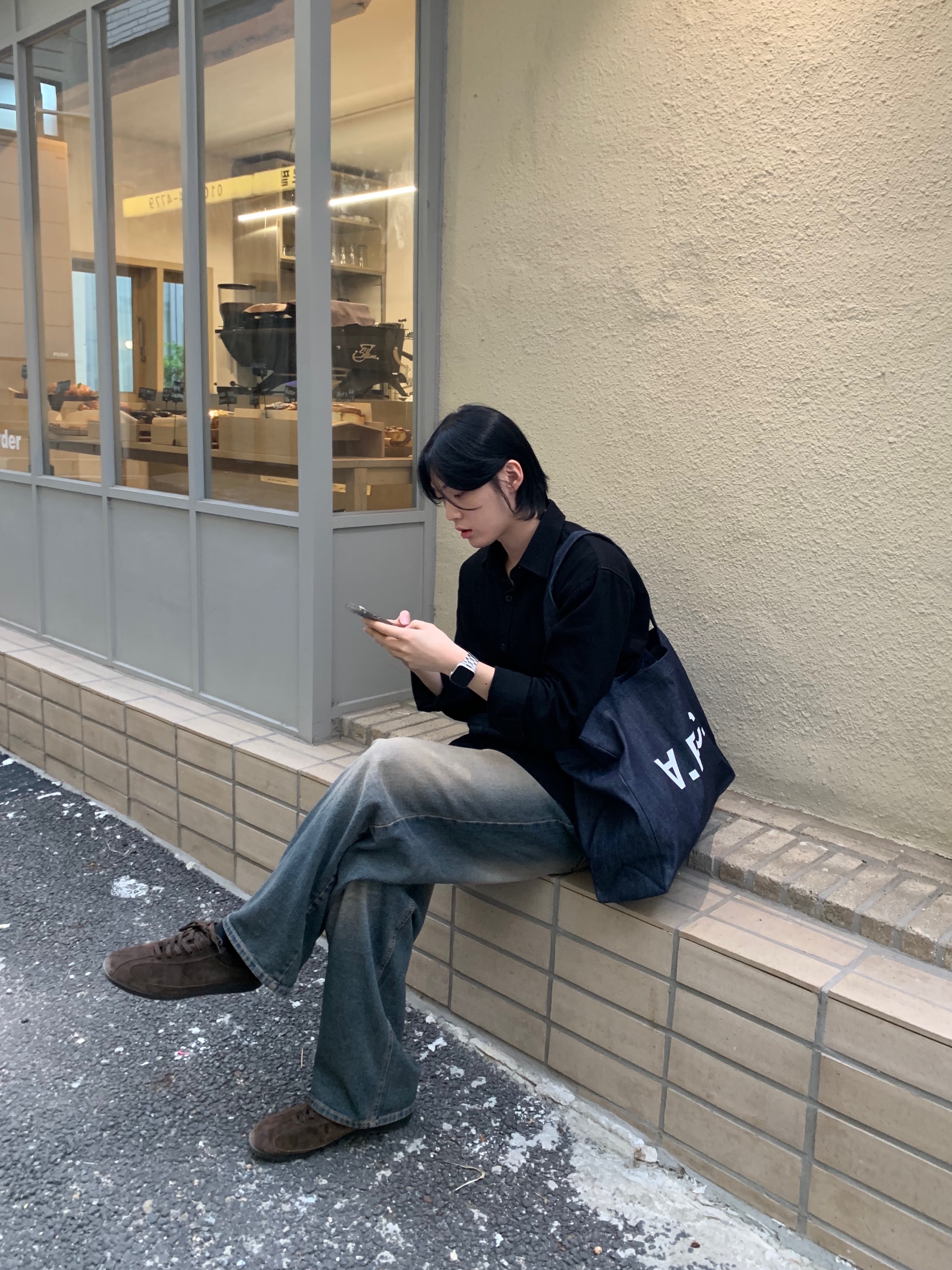 A.P.C. Daniela Shopping Bag Indigo 착용 스타일 - 1