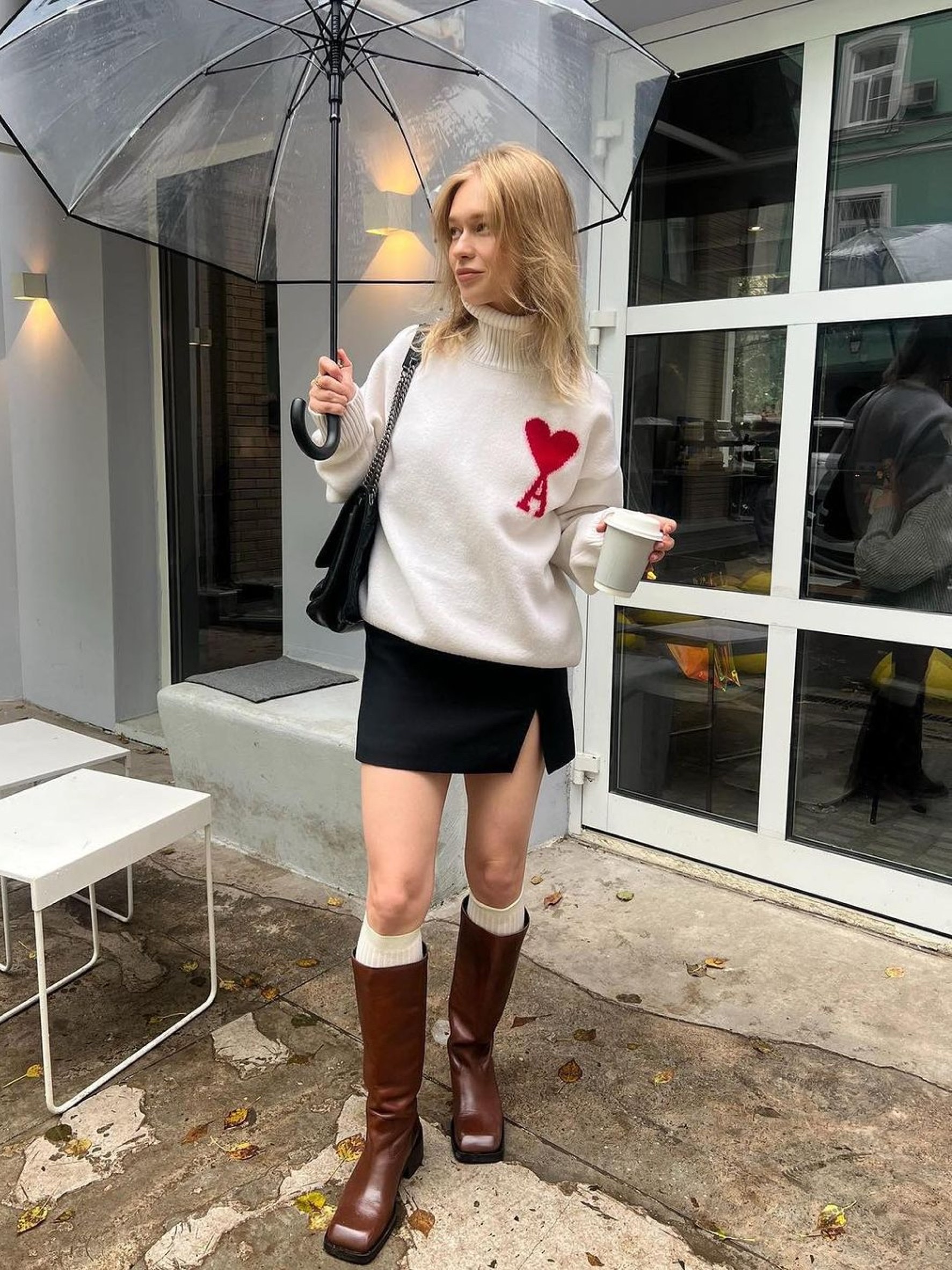 AMI de Coeur Funnel Neck Sweater Black Red, AMI de Coeur Oversize Intarsia Funnel Neck Sweater Royal Blue 착용 스타일 - 4