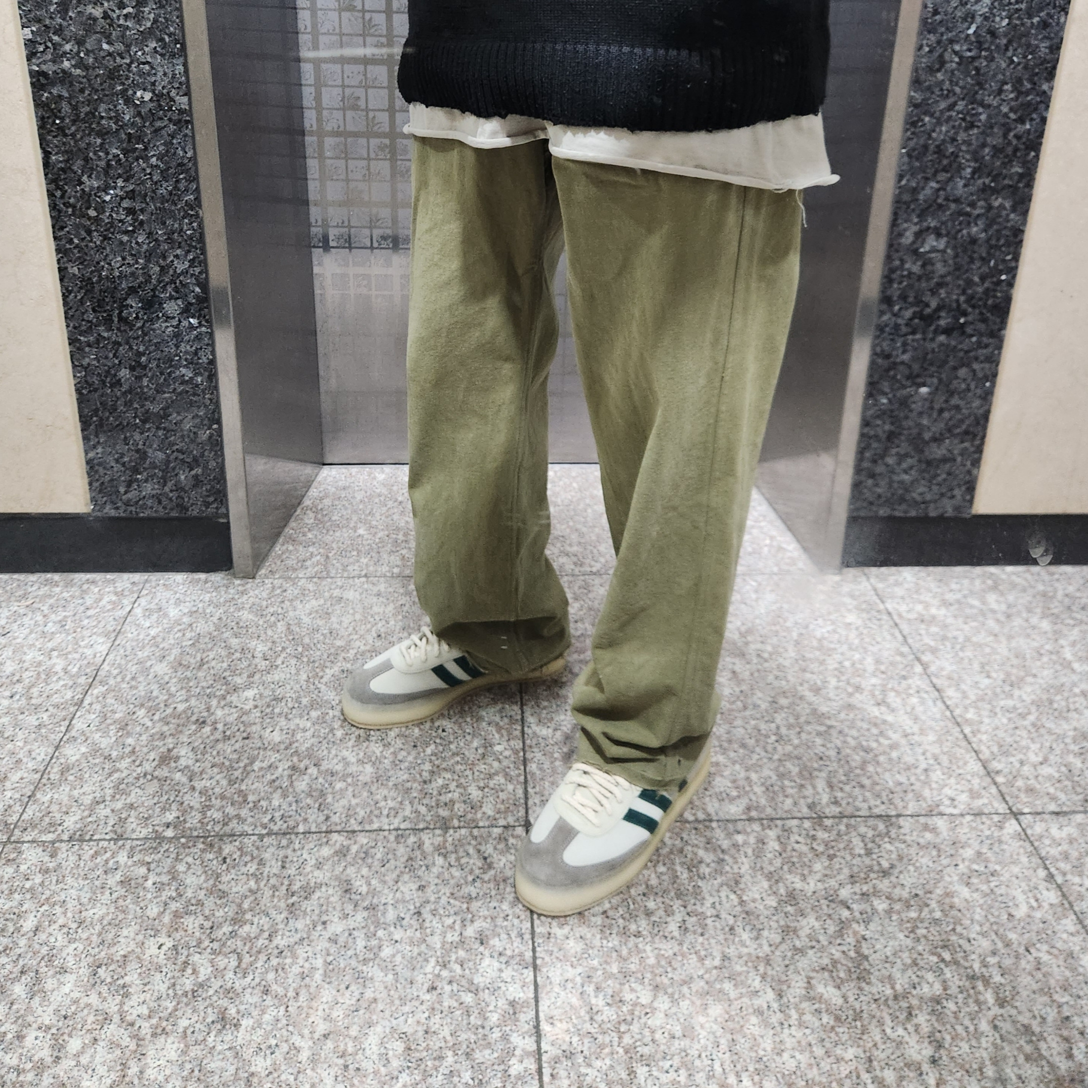 Adidas x Clarks x Ronnie Fieg 8th Street Samba Chalk White Green 착용 스타일 - 3